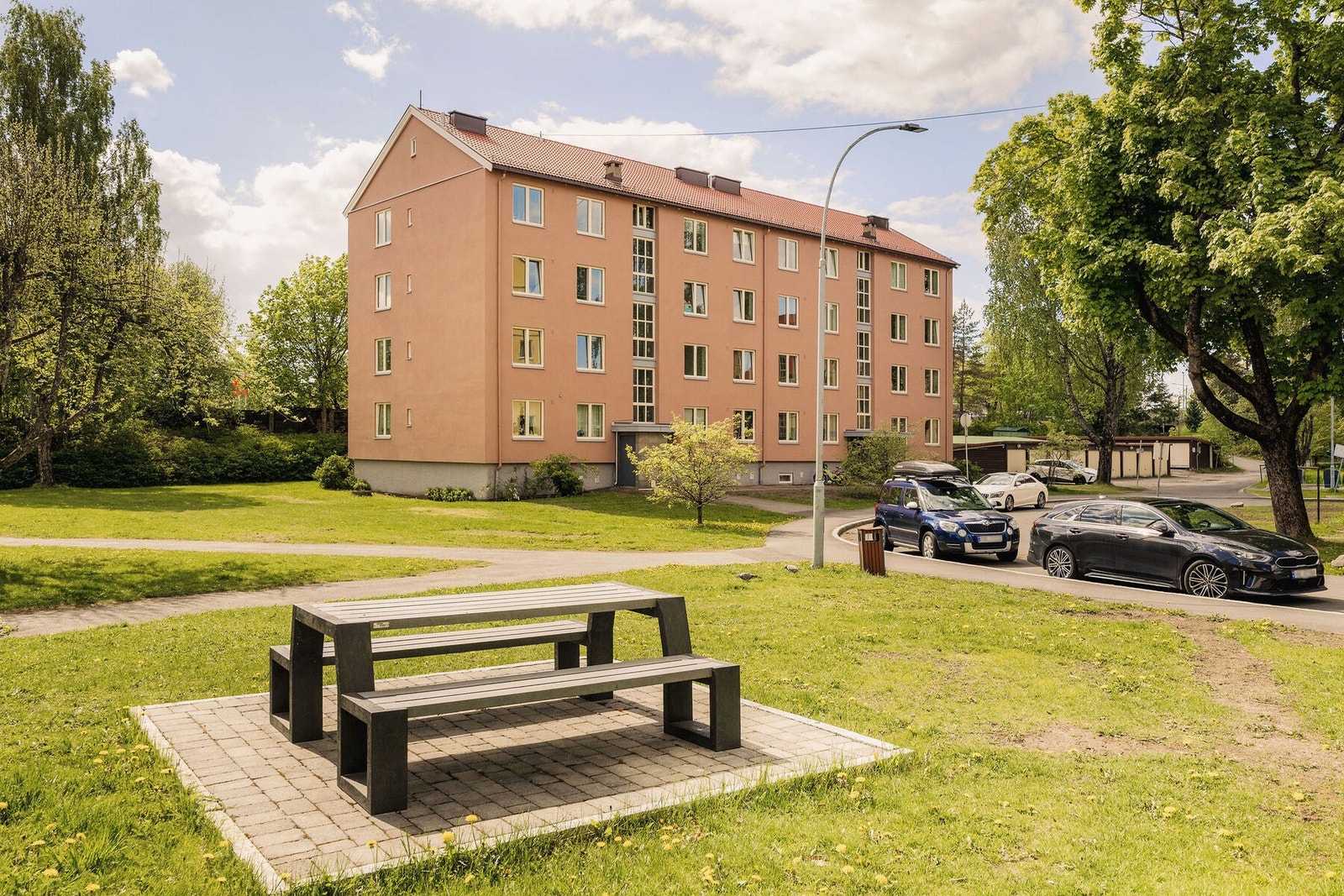 Her finnes også sittebenker og lekeapparater som bidrar til et trivelig og levende bomiljø for både små og store. Galleribilde