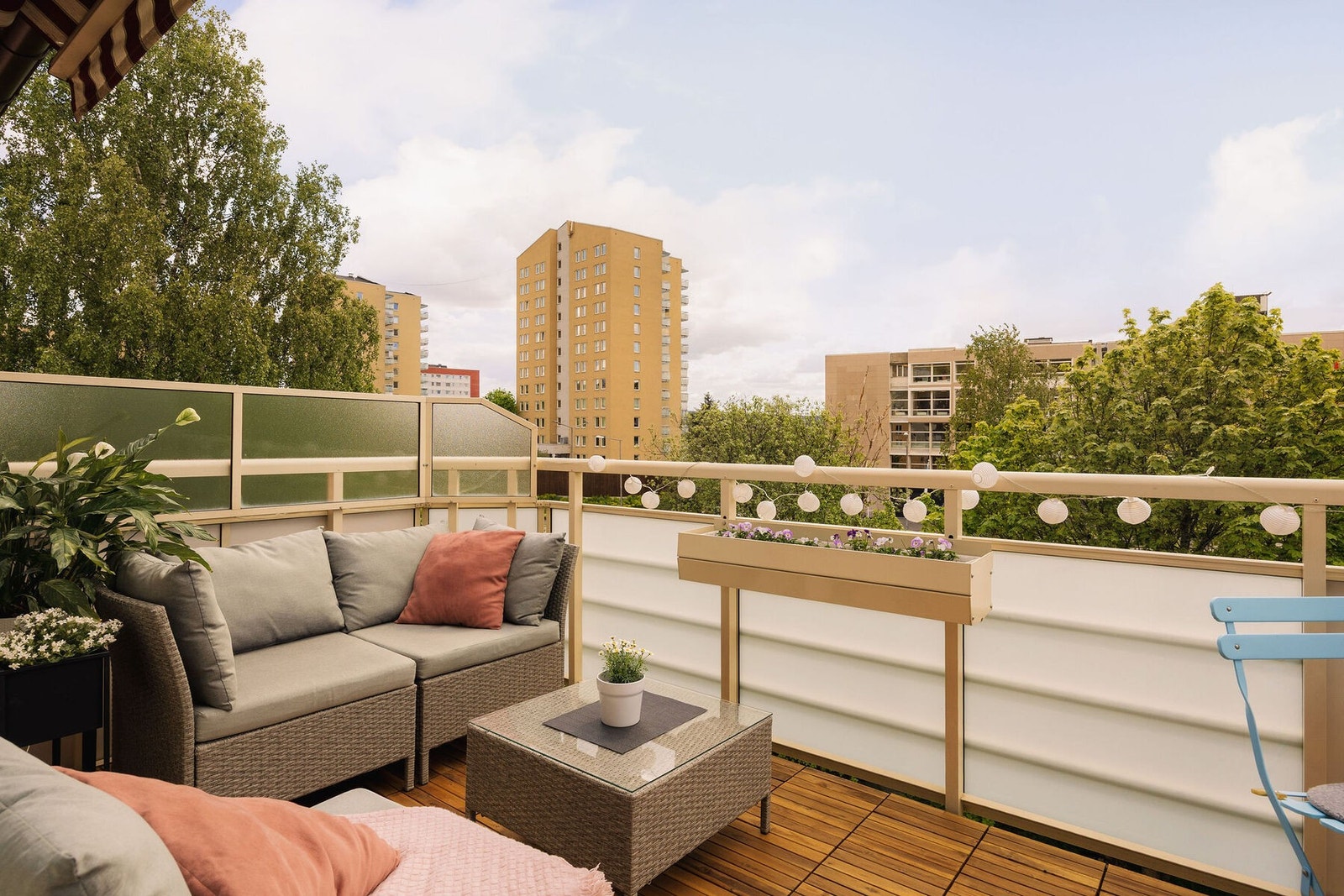 Fra stuen er det direkte utgang til den sydvendte balkongen på ca. 9 m², som på varme dager blir en naturlig forlengelse av oppholdsrommet. Galleribilde