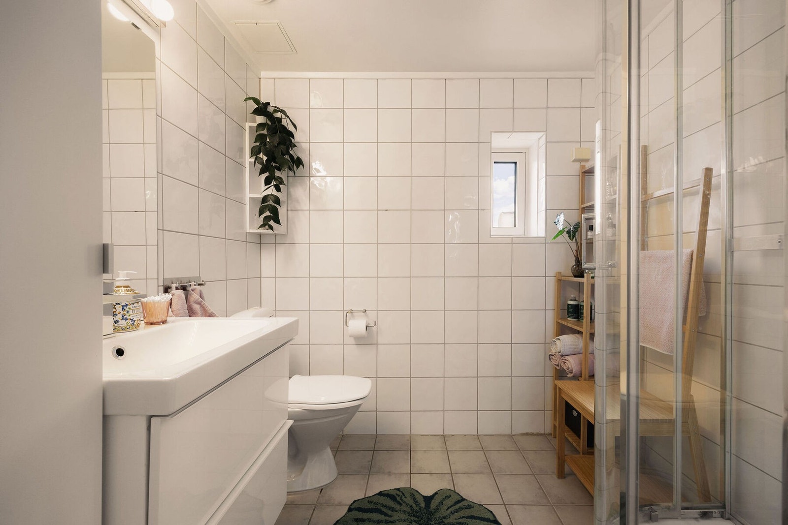 Badet ble oppgradert i regi av borettslaget i 2005 og er innredet med servant, speil med nyere overlys, oppbevaringsskap og toalett. Galleribilde