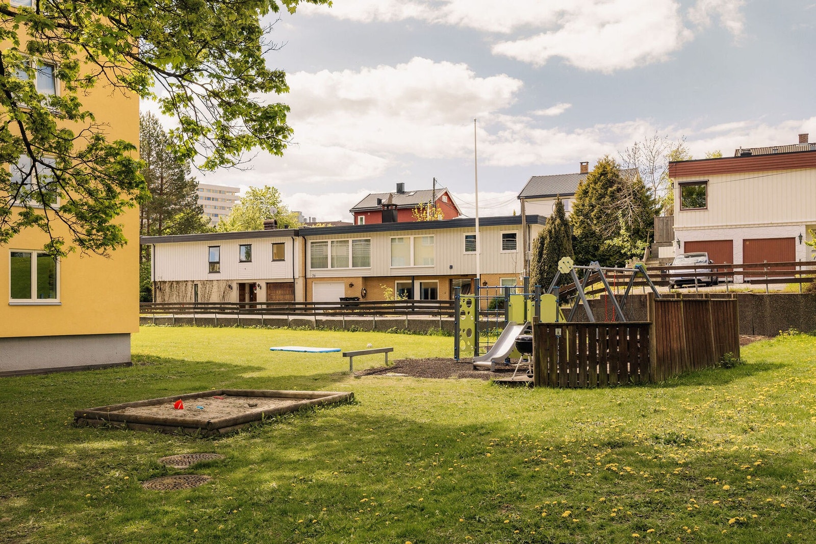 De grønne fellesområdene gjør det enkelt å trekke ut på fine dager, enten barna vil leke med naboene eller man selv ønsker å nyte en kaffe i solen mens hverdagen roer litt ned. Galleribilde