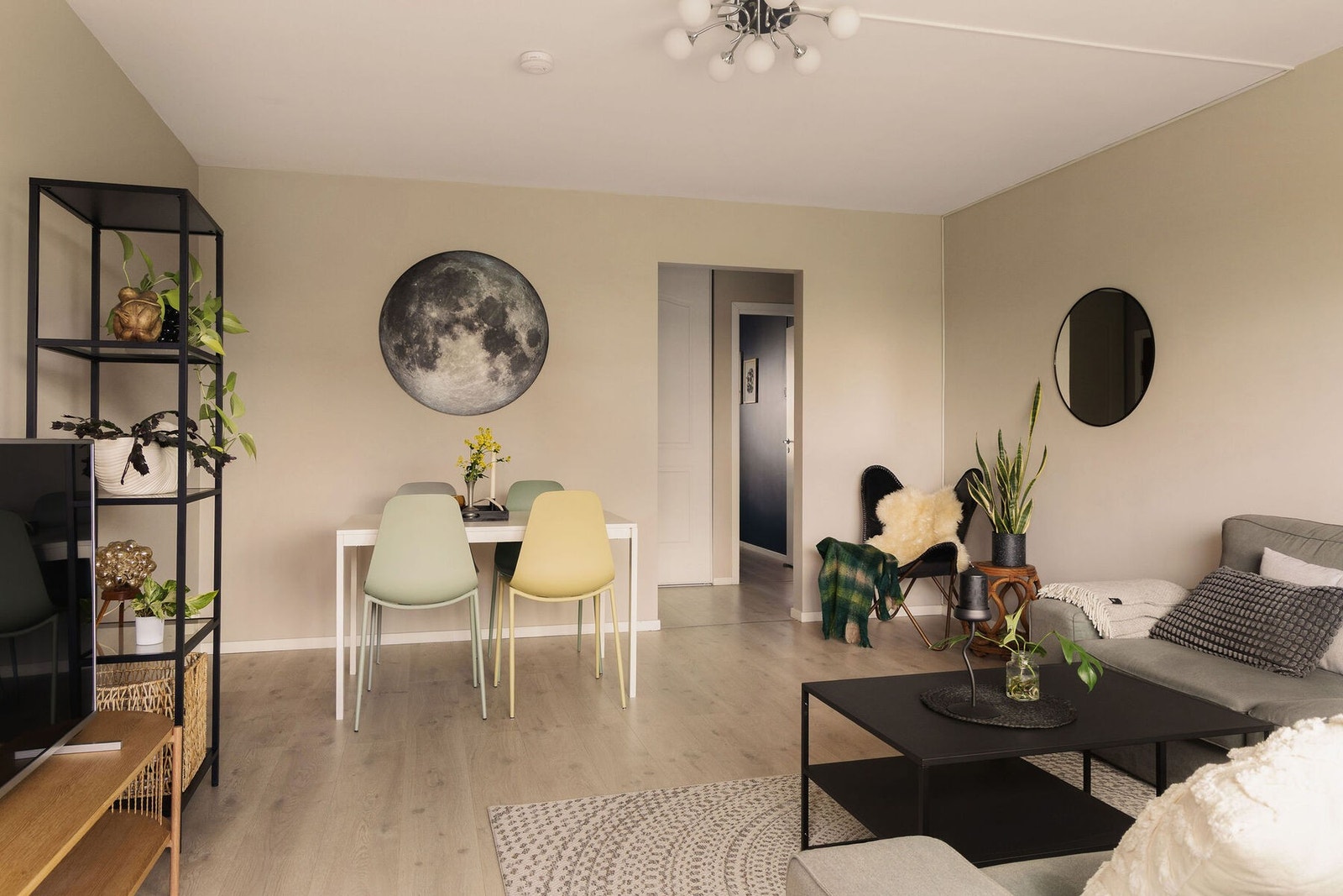 Det gode lysinnslippet gjør også stuen perfekt for deg som liker grønne planter og et levende hjemmemiljø. Galleribilde