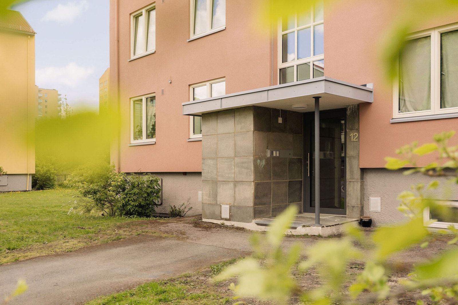 Fellesområdene er pent opparbeidet med blant annet plenarealer, prydbusker, variert beplantning og hyggelige internstier mellom byggene. Galleribilde