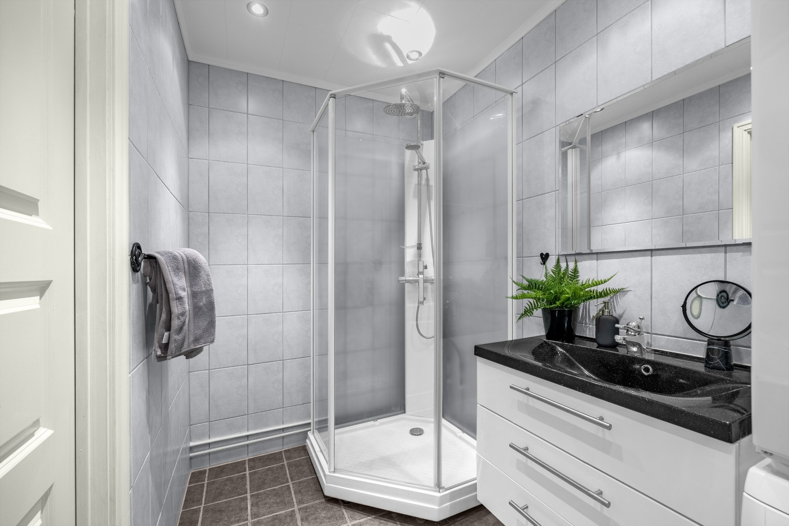 Leiligheten har et romslig bad, og i tillegg et praktisk, separat wc-rom. Badet er fra ca. 2007, og har mørke gulvfliser, lyse veggfliser og varme i gulv. Galleribilde