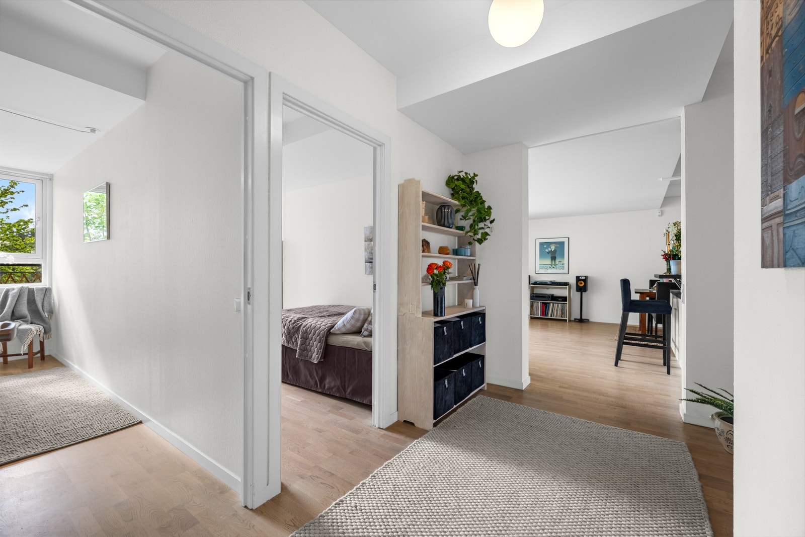 Via en romslig gang tar vi turen videre inn på soverommene. Galleribilde