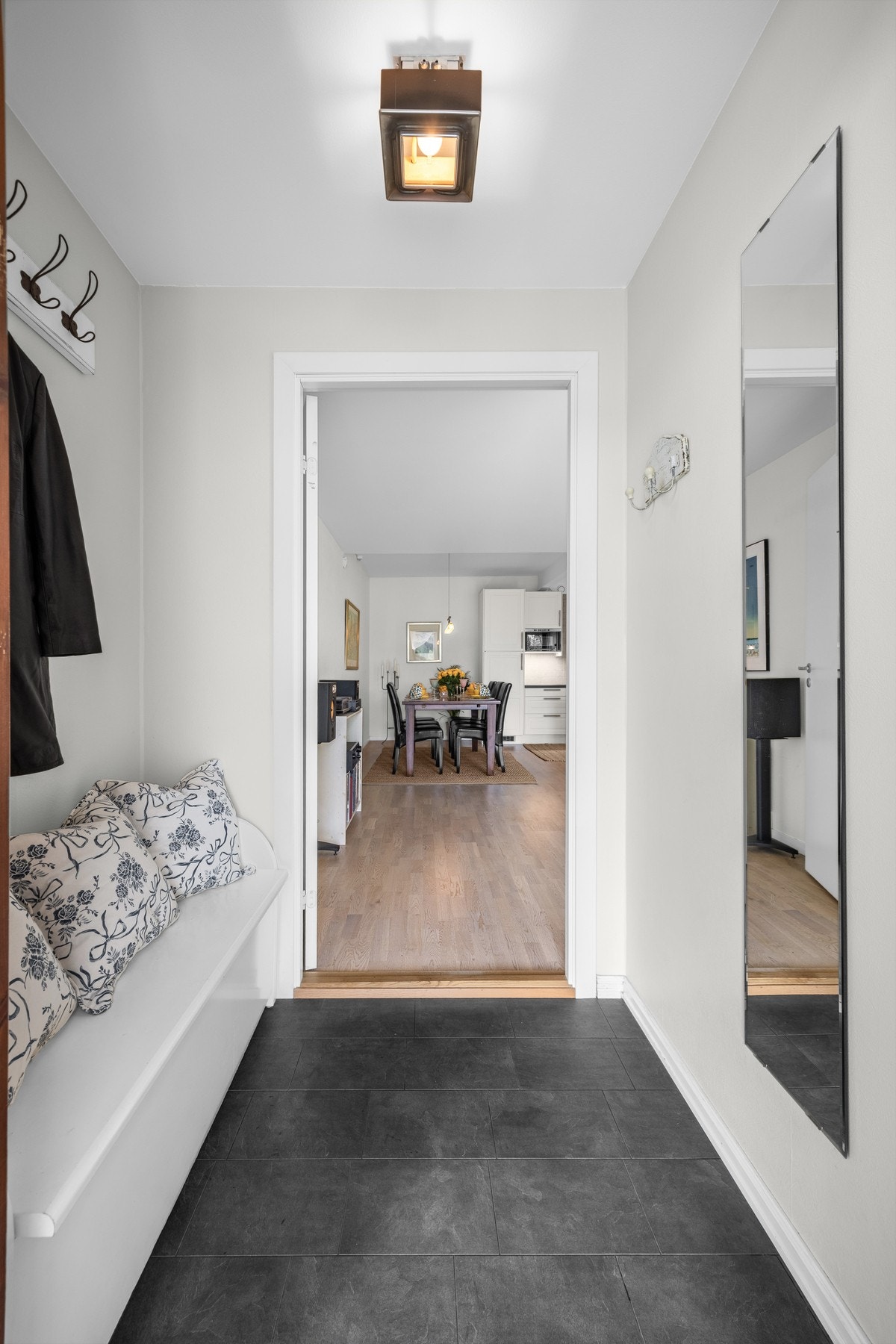 Lys entré med laminatplater på gulvet, og plass til å henge fra seg yttertøy og sette fra seg sko. Galleribilde