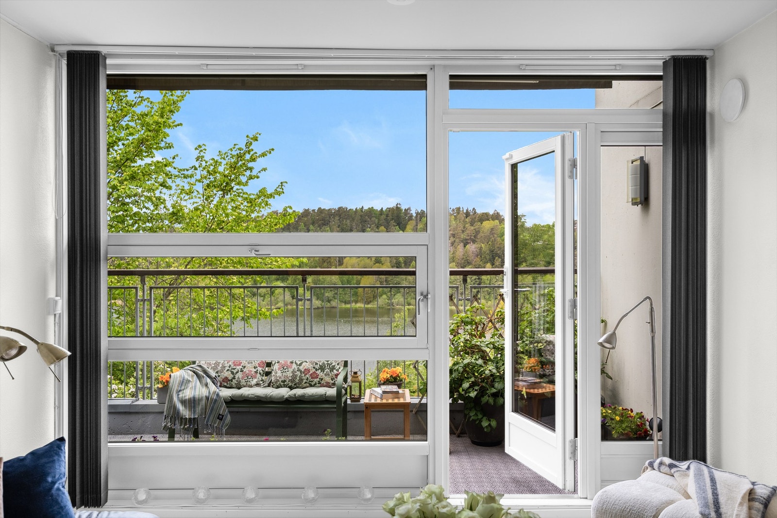 En stor vindusflate gir rikelig med dagslys, og glassdør gir direkte utgang til en vestvendt balkong på ca. 16 kvm. Galleribilde