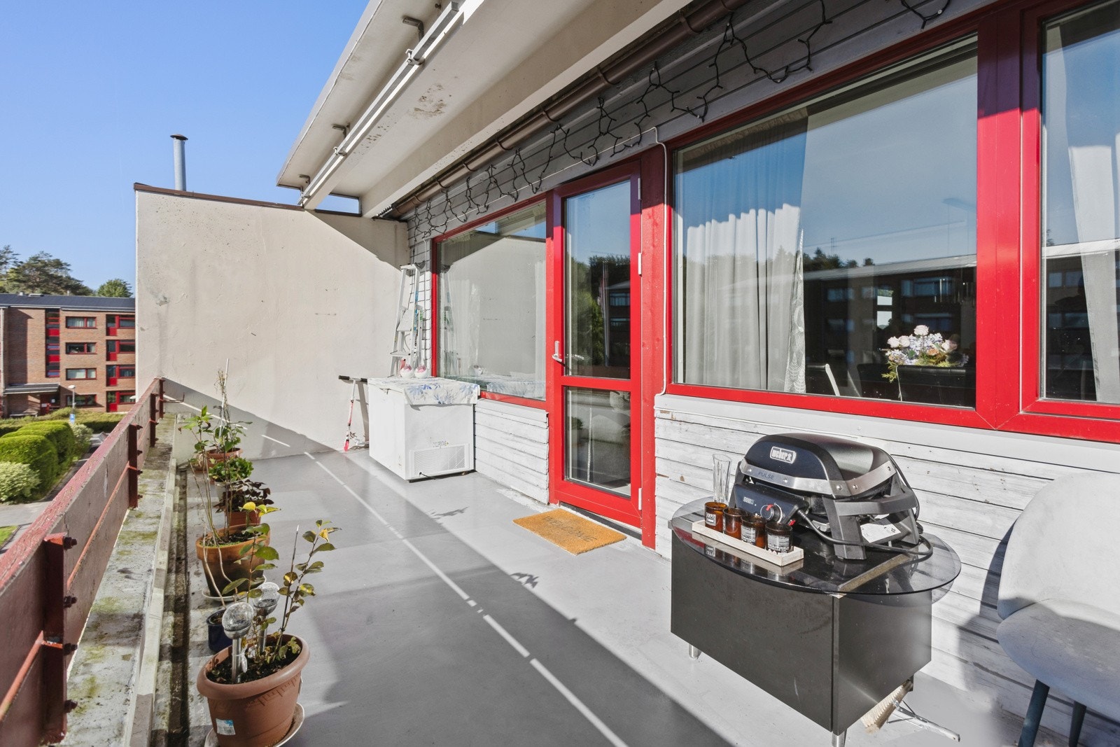 Balkongen har god plass til sittegruppe, grill og har strømuttak Galleribilde
