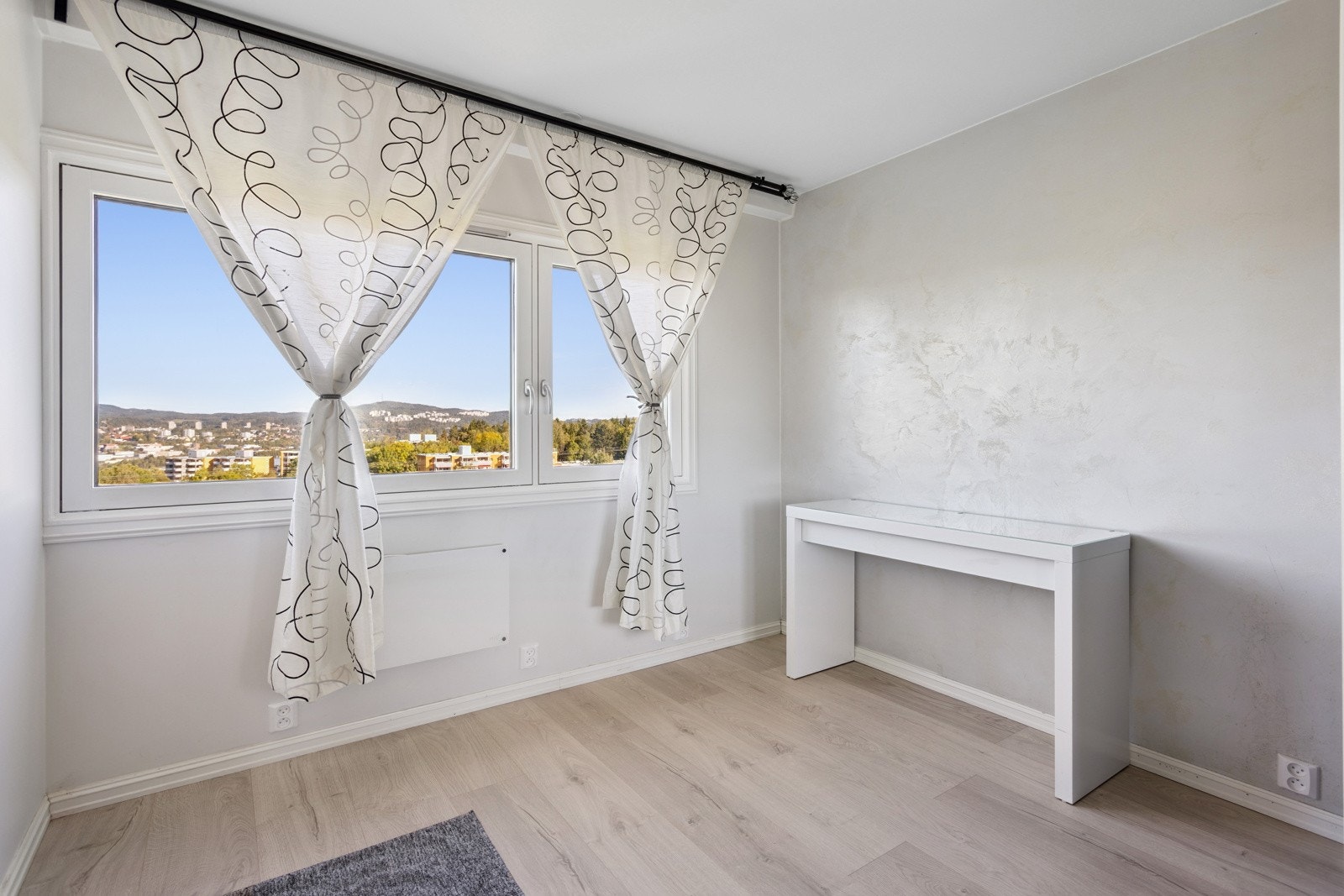 Soverom nr. 2 har god plass til både seng og kommode, og er ideelt som barnerom Galleribilde