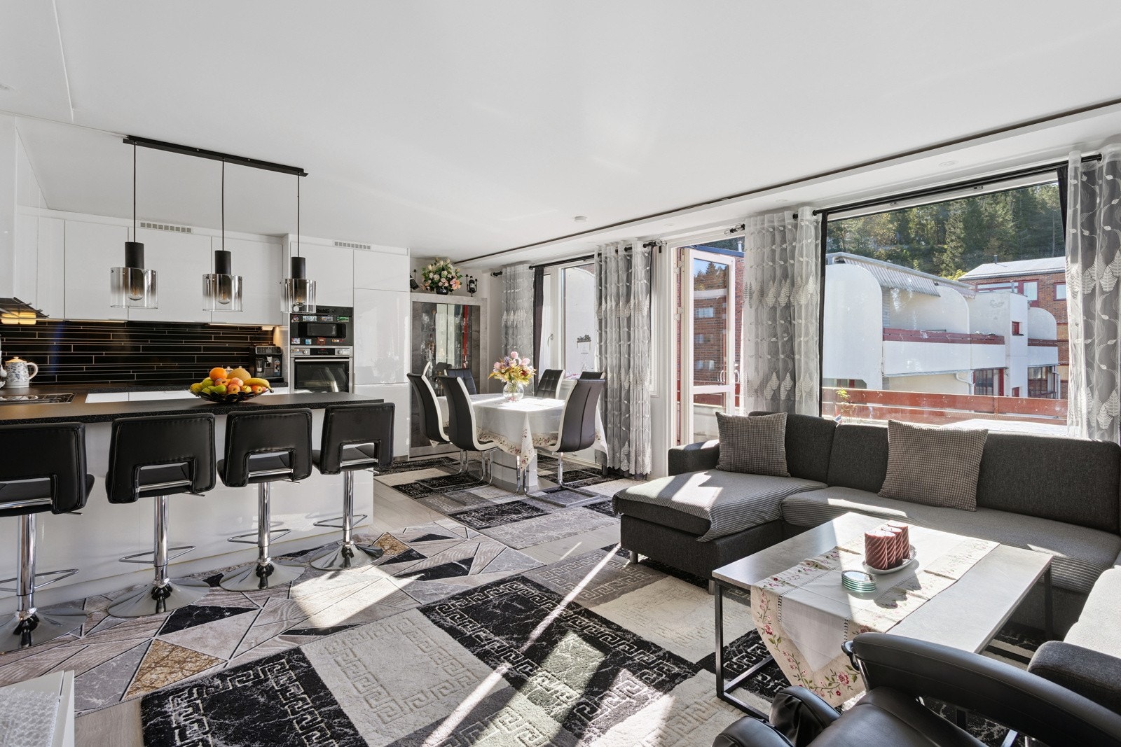 Naveed Iqbal v/OBOS Eiendomsmeglere har gleden av å presentere Ole Reistads vei 5C! Foto: Hanne Cecilie Sætre Galleribilde
