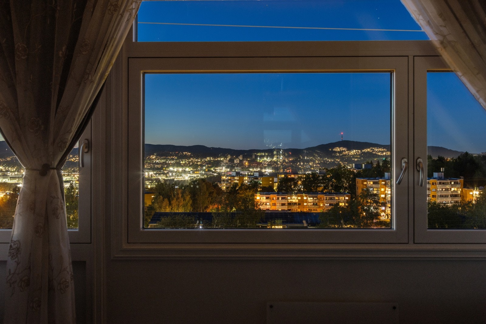 Leiligheten har en god beliggenhet med flott utsyn både morgen og kveld Galleribilde