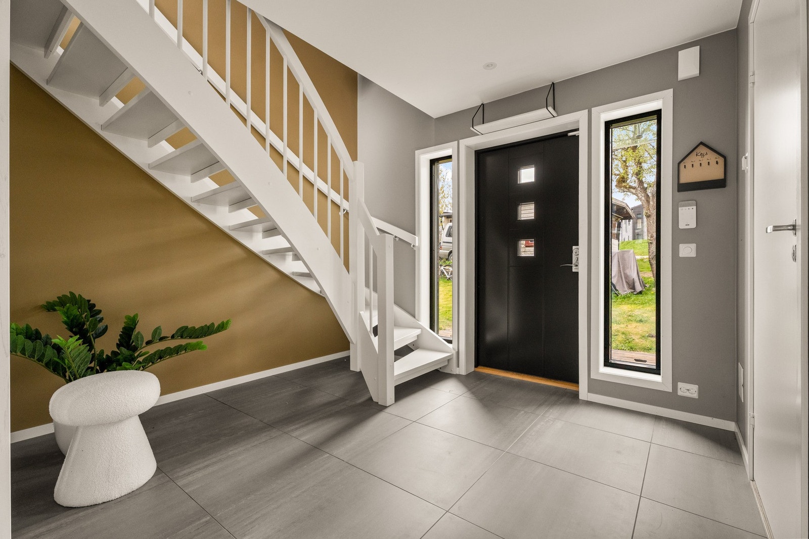 Entréen gir et godt førsteinntrykk av boligens moderne standard. Galleribilde
