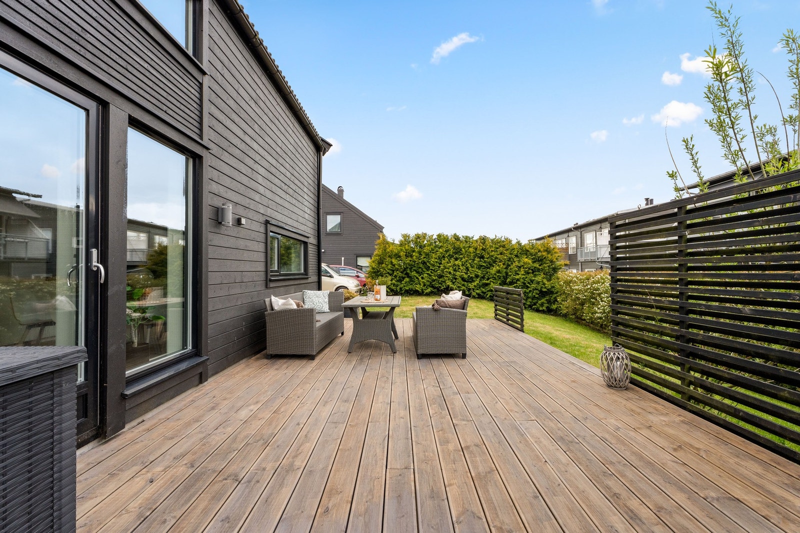 Pent opparbeidet uteområde med gode solforhold gjennom dagen. Galleribilde