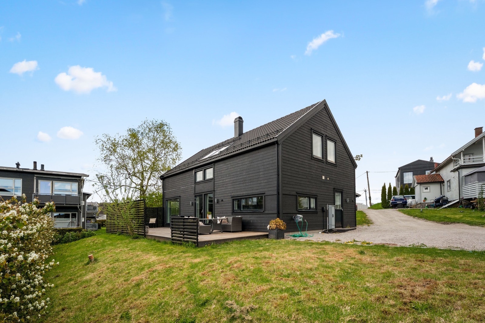 Velkommen til Nordbergveien 37 B - en moderne og innholdsrik enebolig fra 2019. Galleribilde