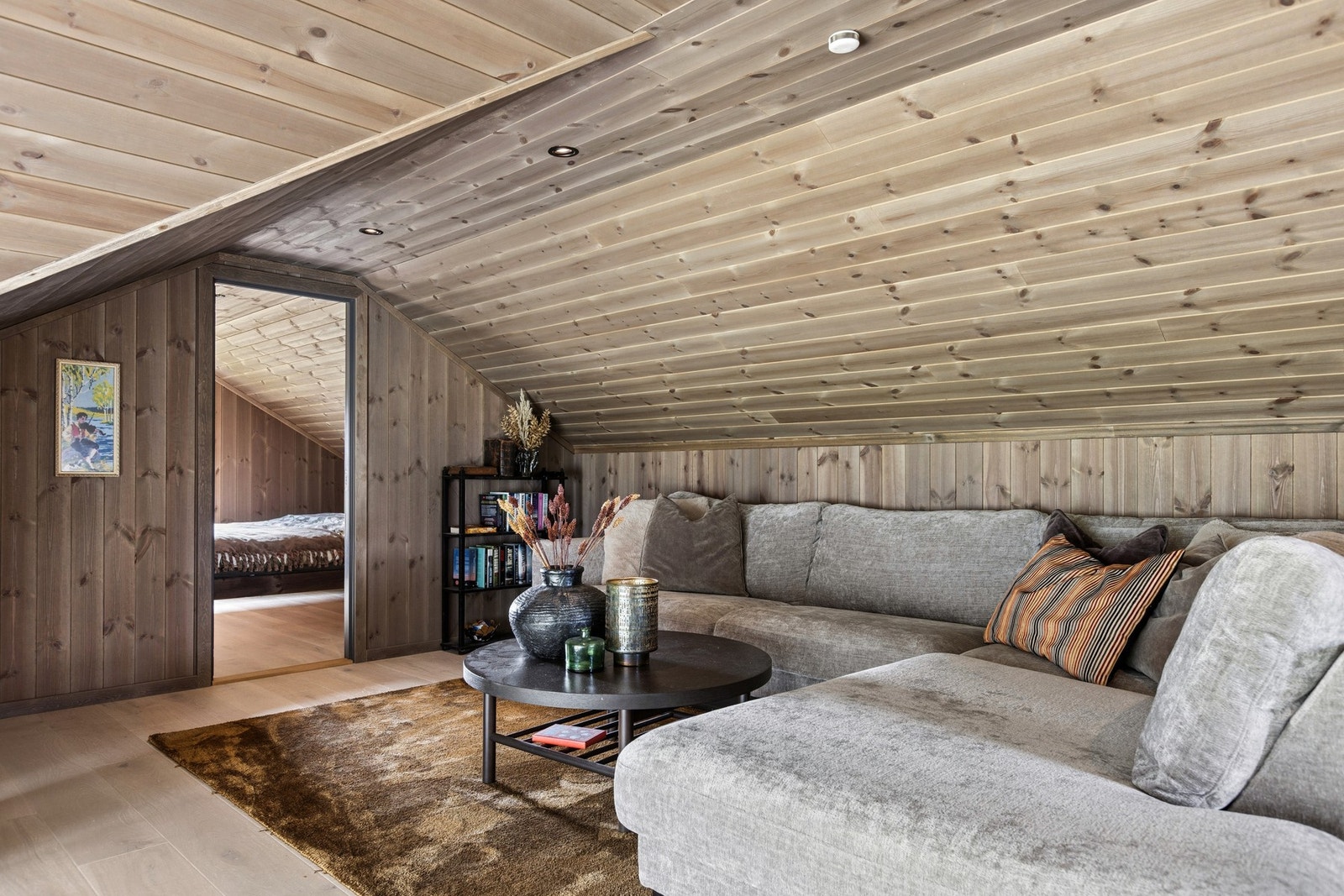Loftstue med plass til en ekstra sofagruppe. Arealet på loftet er ikke måleverdig grunnet takhøyden på 1,88 m. Galleribilde