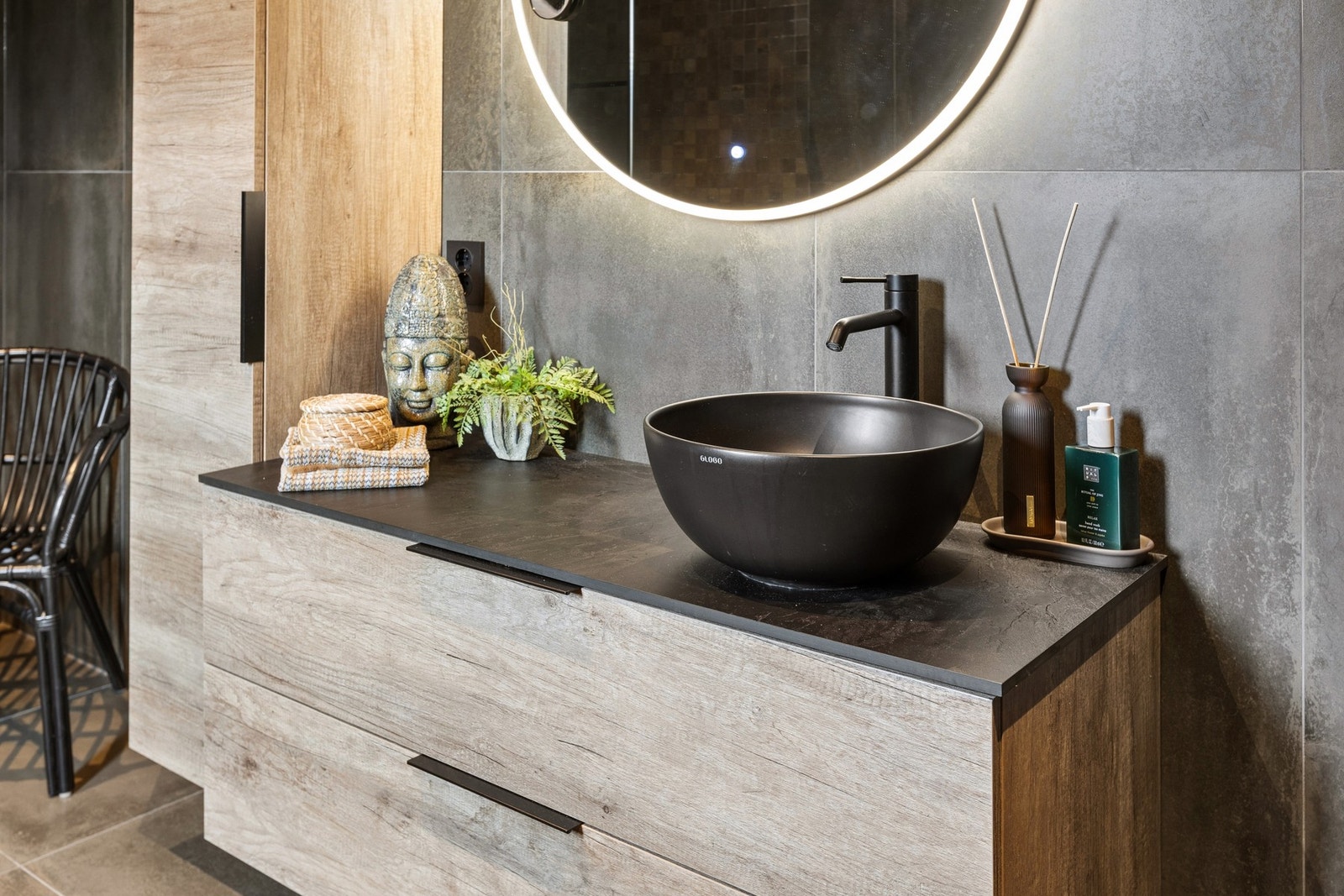Detaljer fra badet med heldekkende servant, skuffer og speil med integrert belysning. Galleribilde