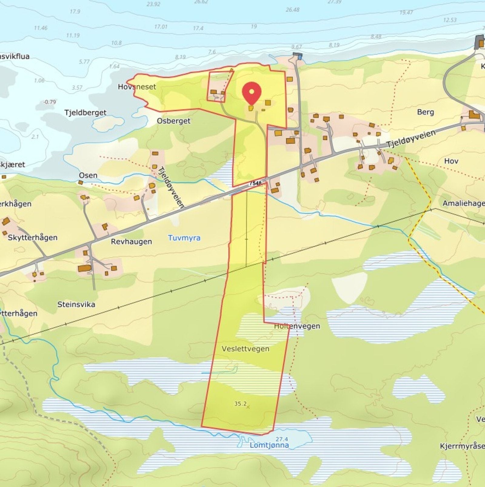 Eiendommen har en stor tomt som strekker seg fra oversiden av veien og ned mot sjøen. Galleribilde