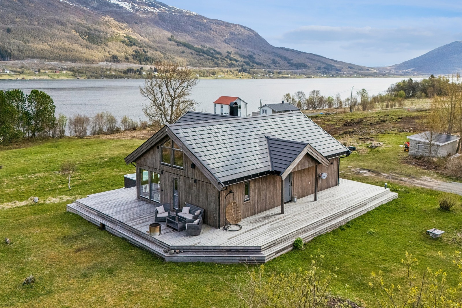 Velkommen til Tjeldøyveien 874 presentert av eiendomsmegler Eirik Jakobsen! Foto: EFKT. Galleribilde