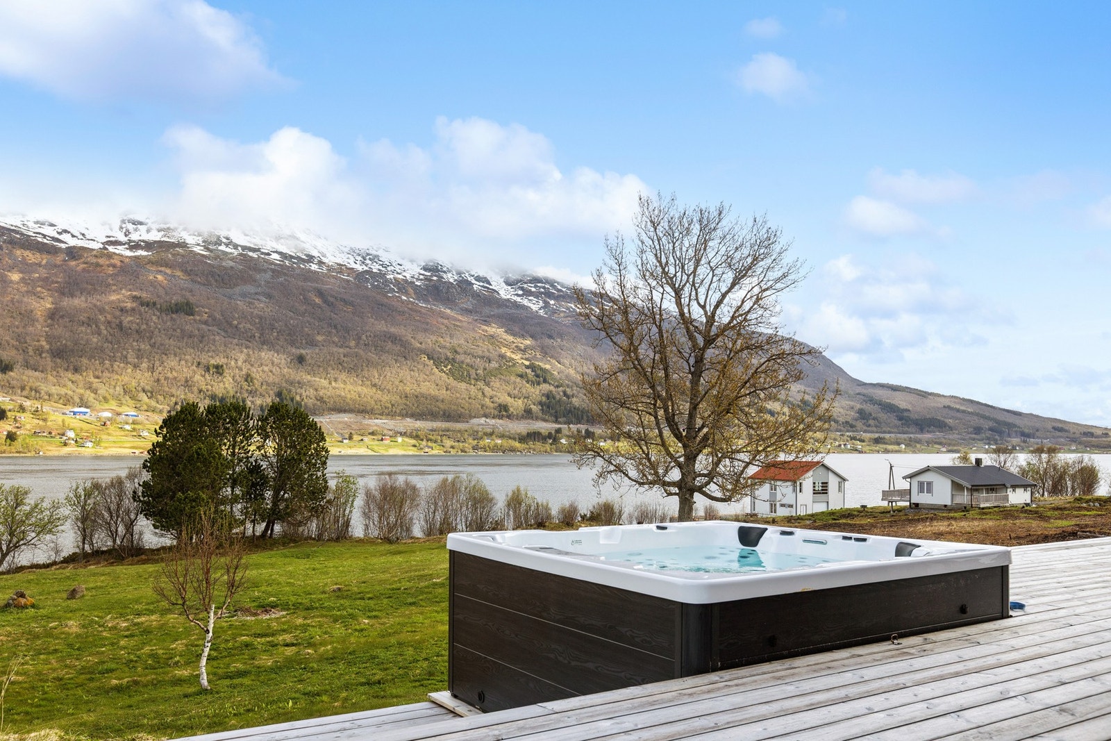 Fra terrassen kan man nyte utsikten fra jacuzzien. Dette er et saltvannspa fra Svenska bad. Galleribilde