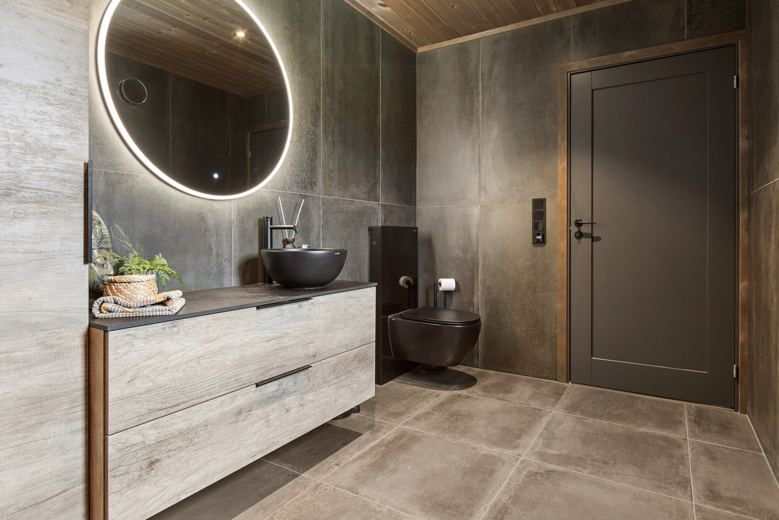 Badet er utstyrt med vegghengt toalett og elektrisk styrt avtrekksvifte. Galleribilde