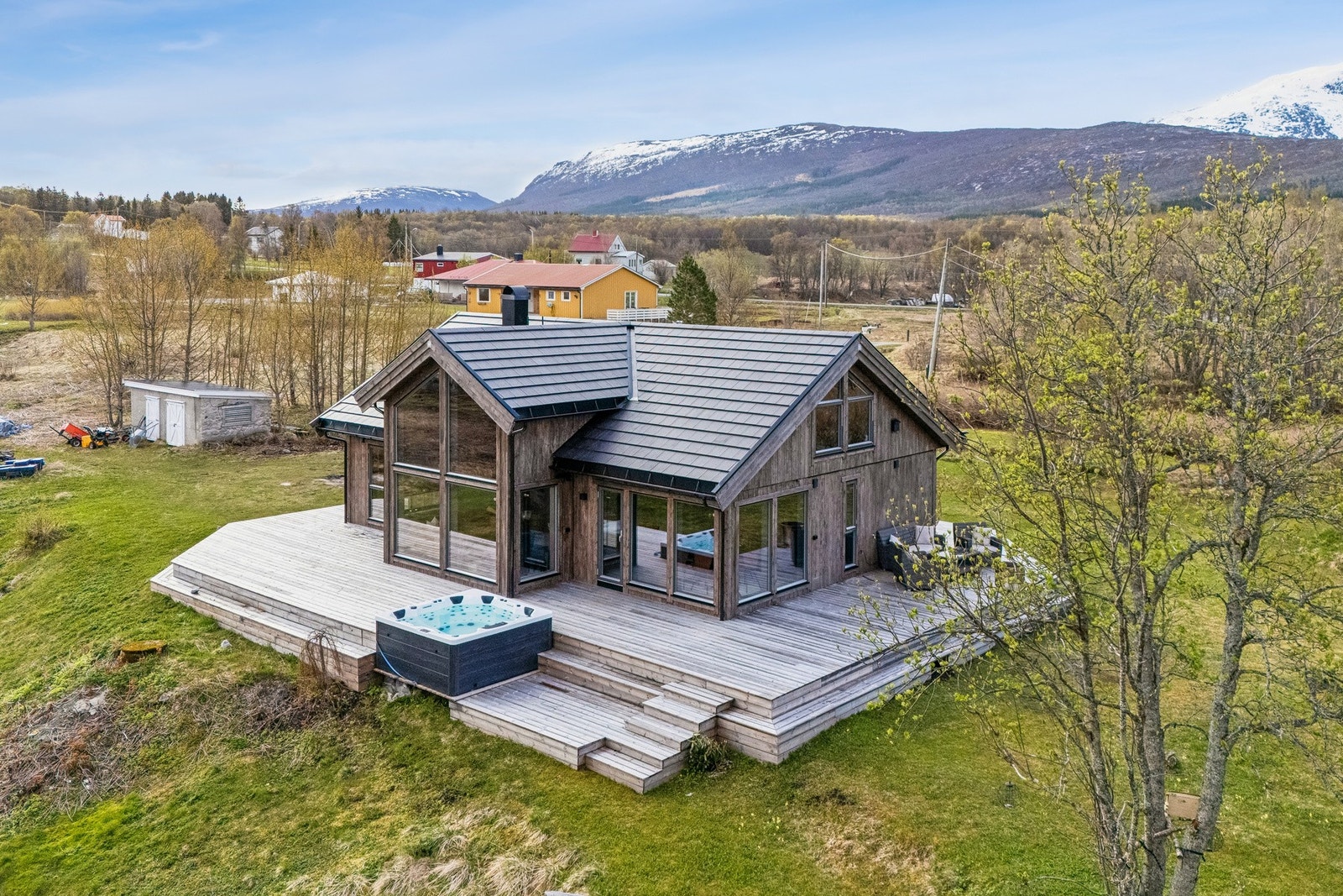 Fritidsbolig fra 2022 med tak av solcelletakstein og en terrasse på hele 121 m². Galleribilde