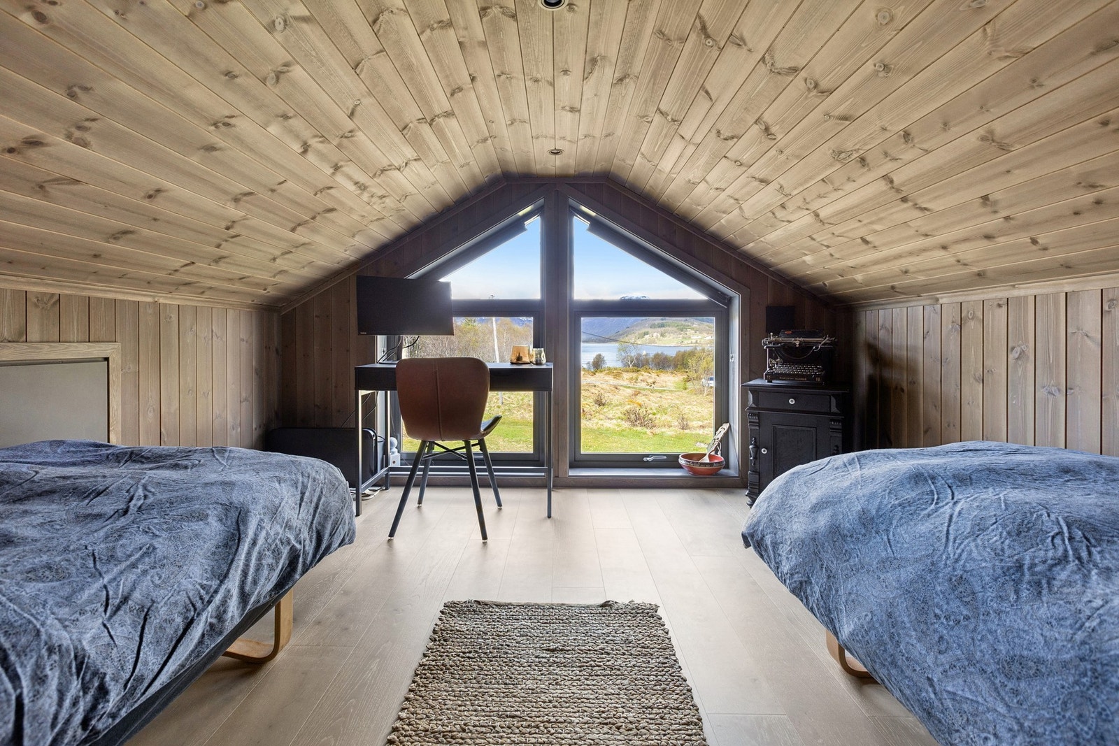 Loftet er innredet med to disponible rom som i dag benyttes til soveplasser. Galleribilde