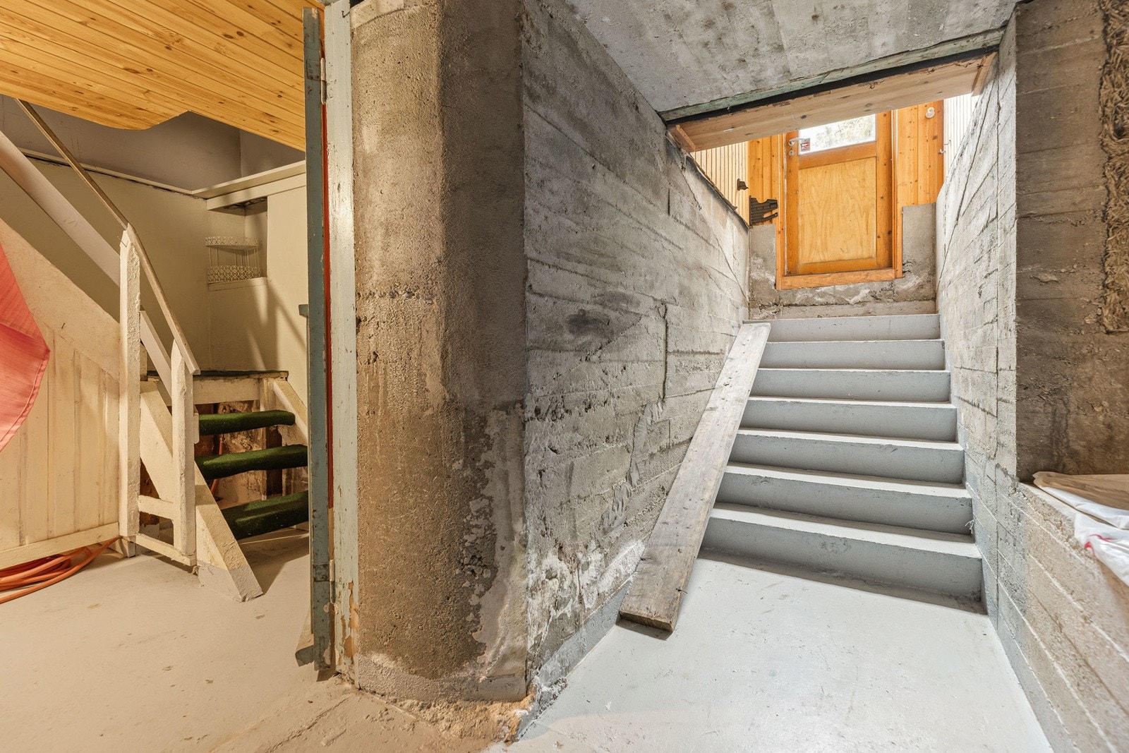 Trapp til underetg/kjeller Galleribilde