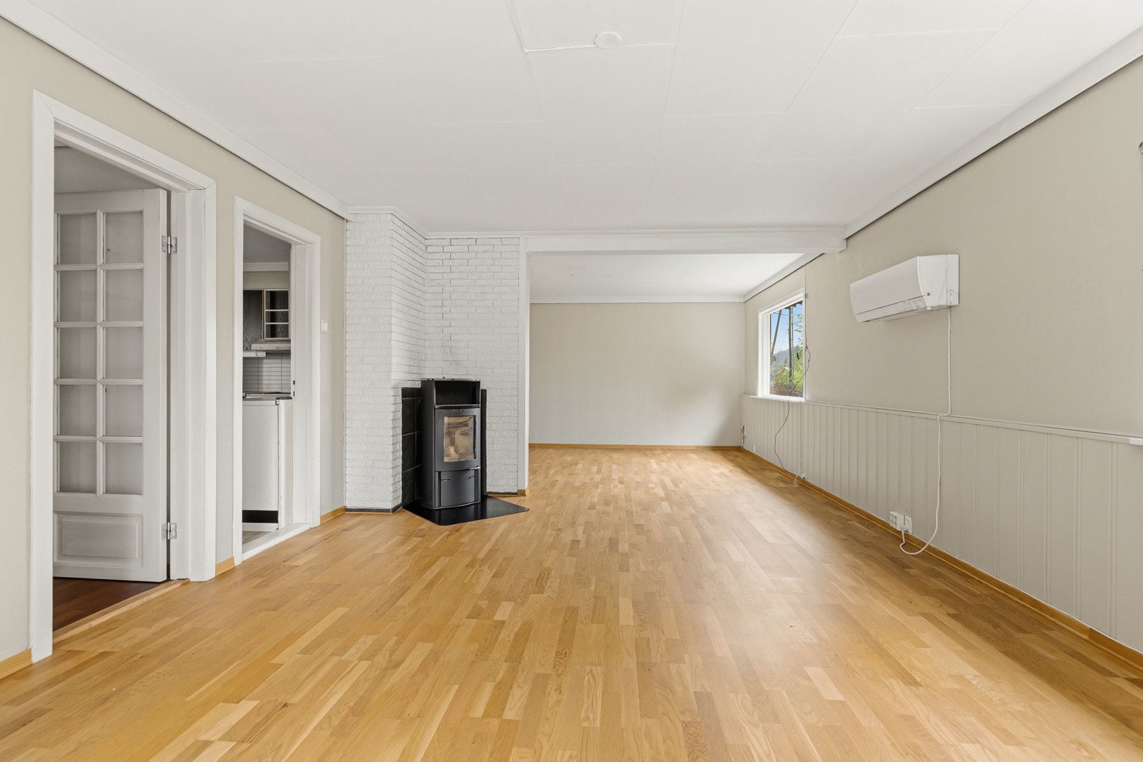 Stuen er utstyrt med vedovn og varmepumpe Galleribilde