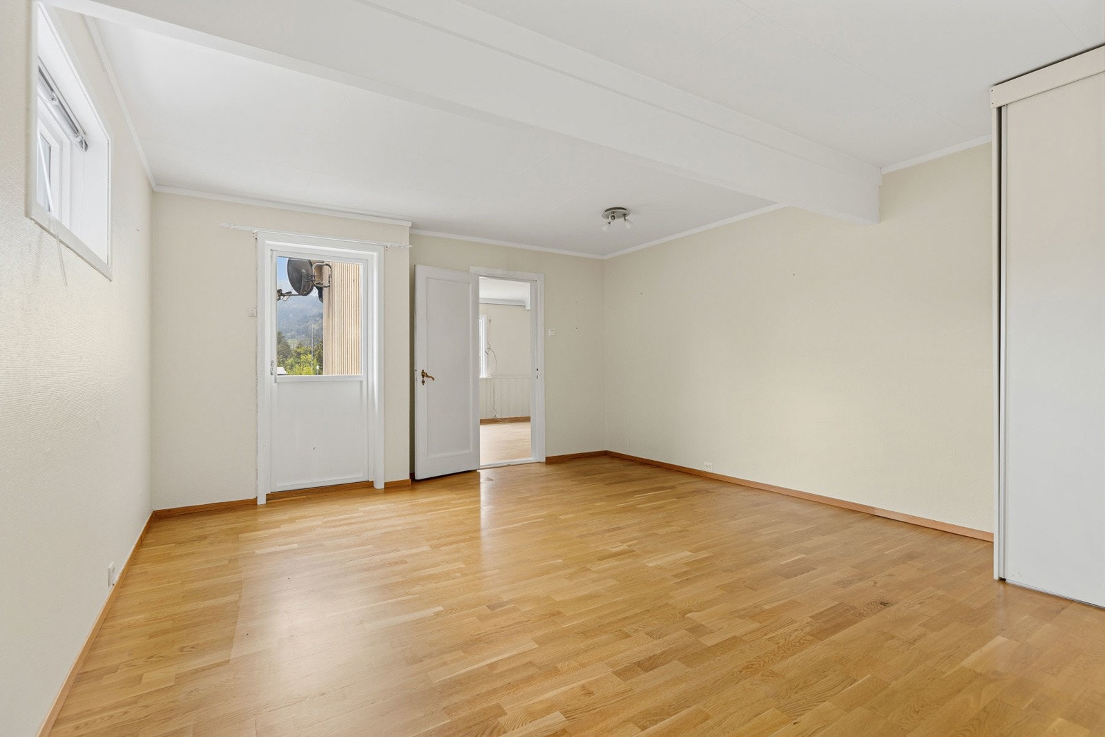 Stue/soverom med utgang til hage Galleribilde