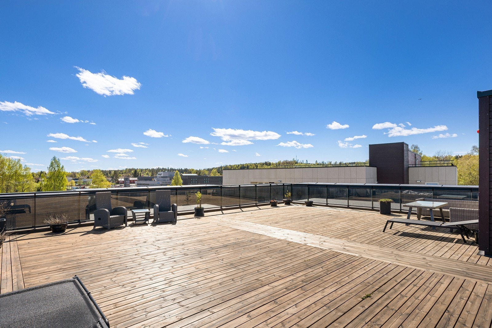 Leiligheten har tilgang til en stor felles takterrasse med flotte sol og utsiktsforhold! Galleribilde