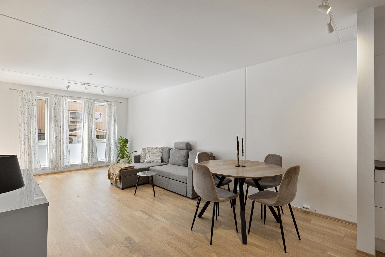 Leiligheten byr på høy bokomfort med vannbåren gulvvarme, balansert ventilasjon, tilgang til felles takterrasse, samt p-plass og ekstra bod i kjeller med heisadkomst. Galleribilde