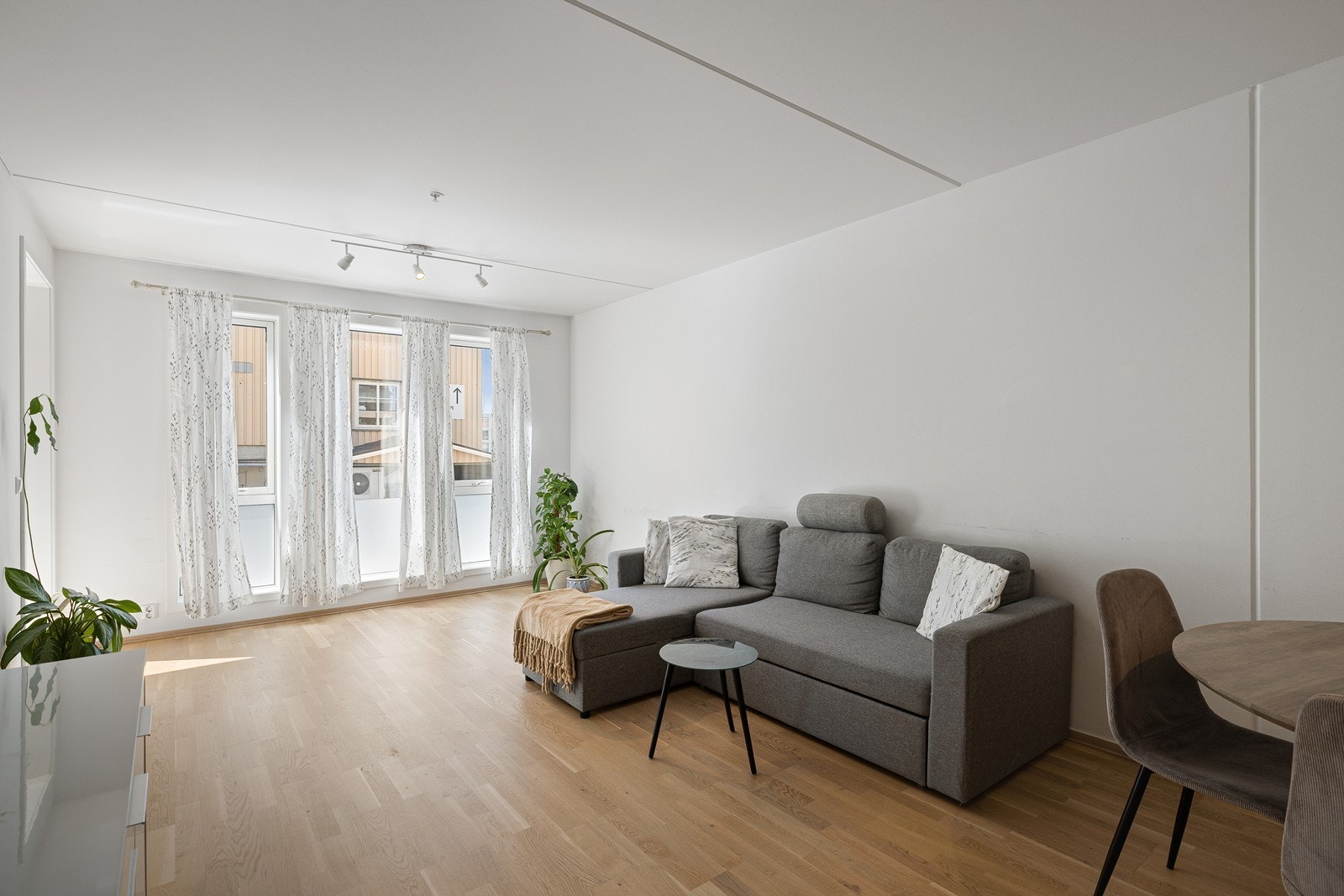 Den åpne planløsningen gir god plass til både en hyggelig sofagruppe og et sosialt spisebord. Galleribilde