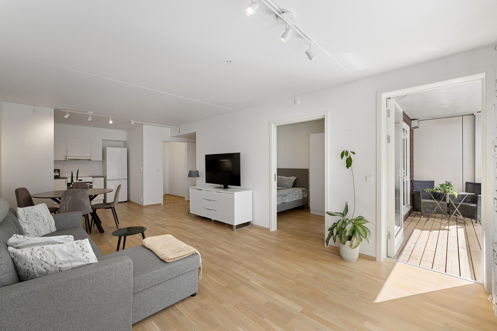 Fra stuen er det utgang til en overbygget balkong på ca. 6 m². Galleribilde