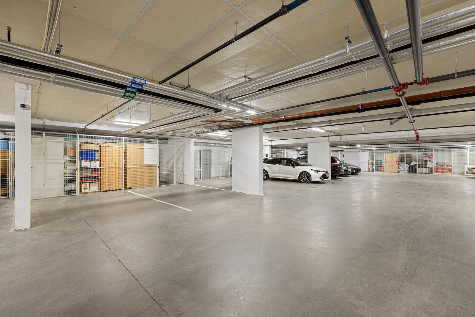 Leiligheten disponerer garasjeplass i felles garasjeanlegg som er tinglyst som tilleggsdel til seksjonen. I bakkant av p-plassen er det en tilhørende nettingbod. Galleribilde