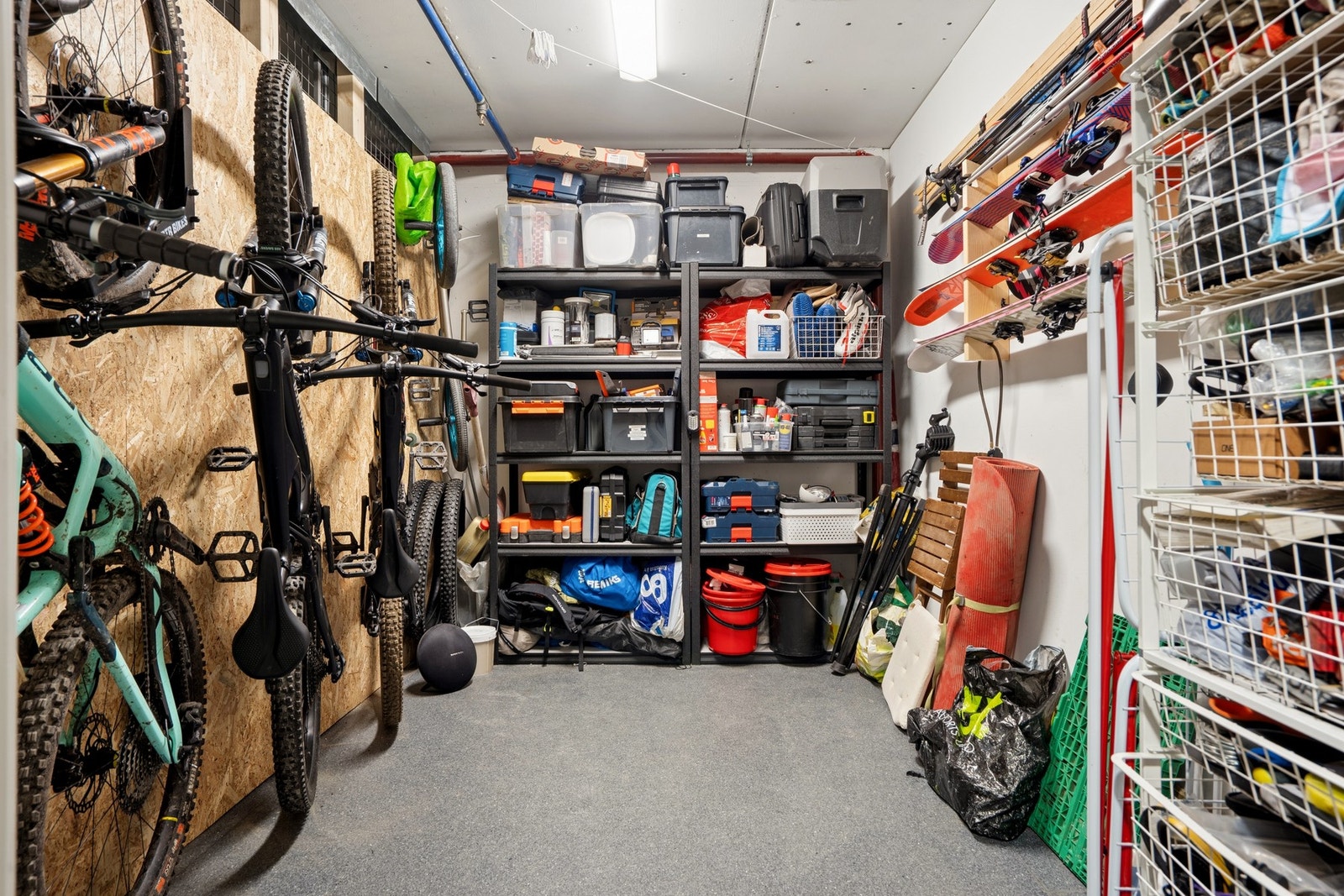 Leiligheten disponerer en romslig sportsbod i fellesanlegg i samme etasje som leiligheten. Hyller og oppheng medfølger ikke i salget. Galleribilde