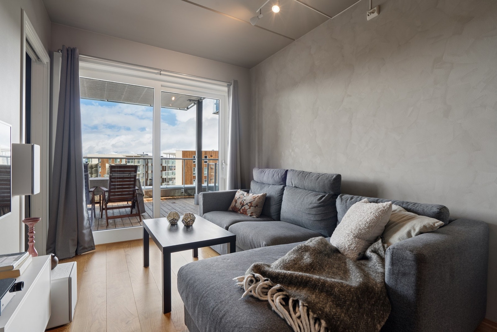 Store vindusflater og skyvedør ut til verandaen slipper inn rikelig med dagslys. Galleribilde