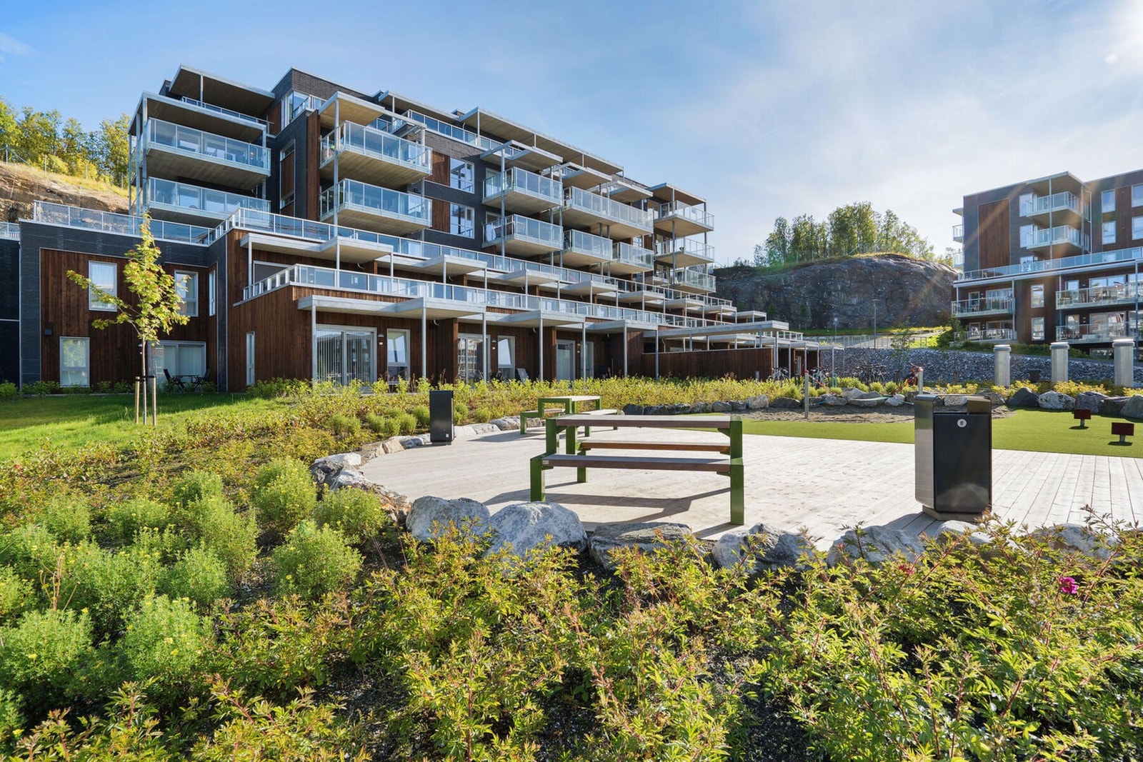 Pent opparbeidede fellesområder med lekeplass og sittegrupper. Galleribilde