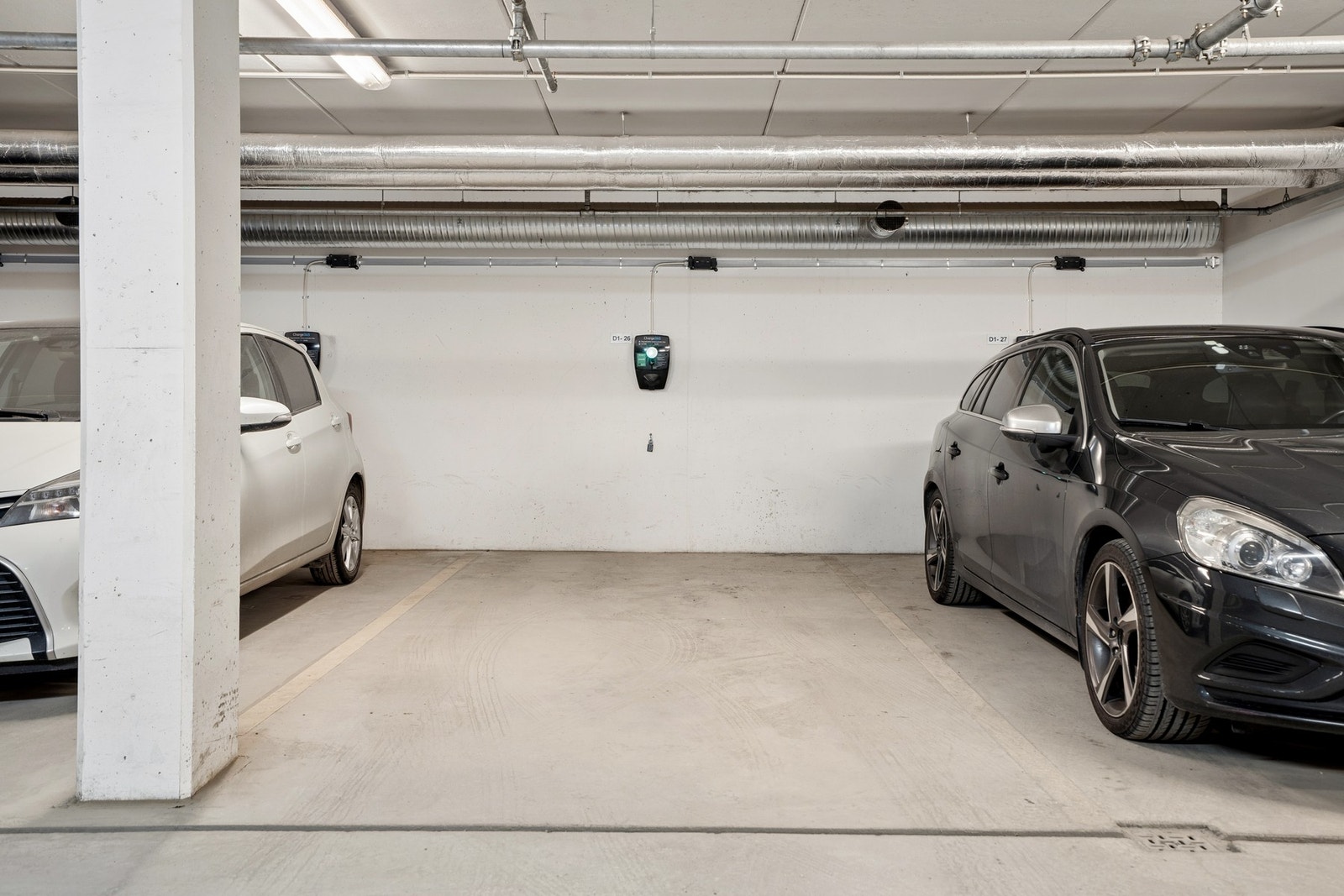 Fast parkeringsplass med i felles garasjeanlegg med lader til el-bil. Galleribilde