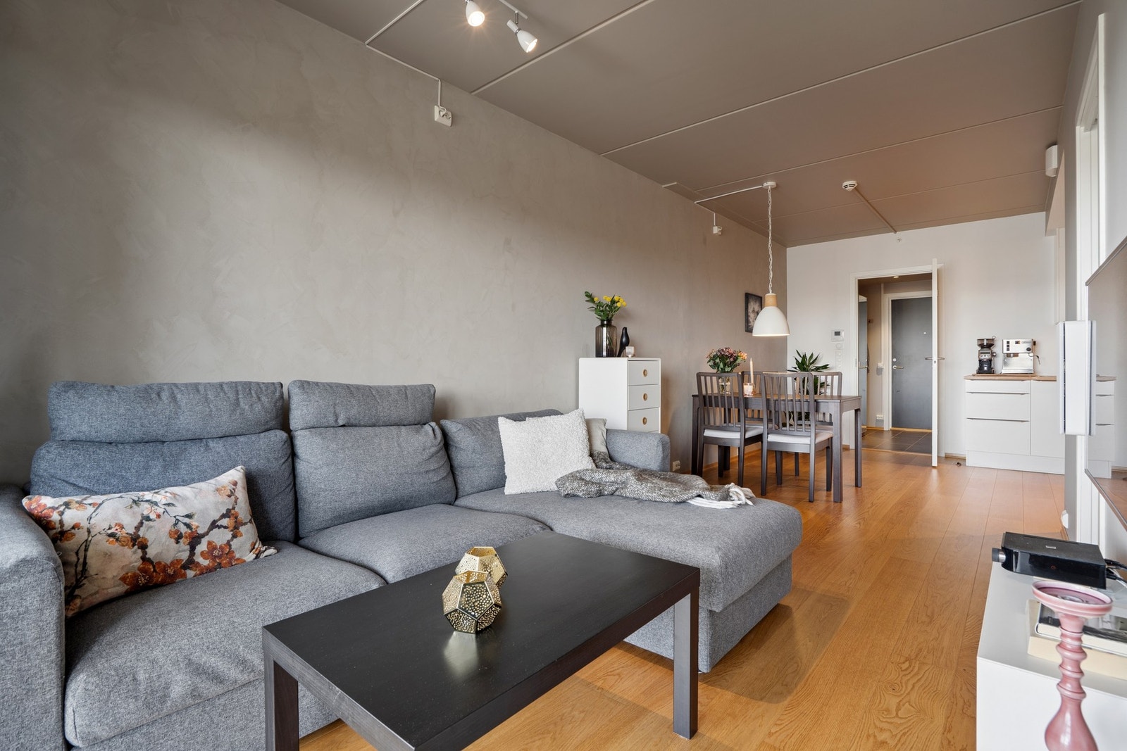 Leiligheten har en gjennomgående og arealeffektiv planløsning. Galleribilde
