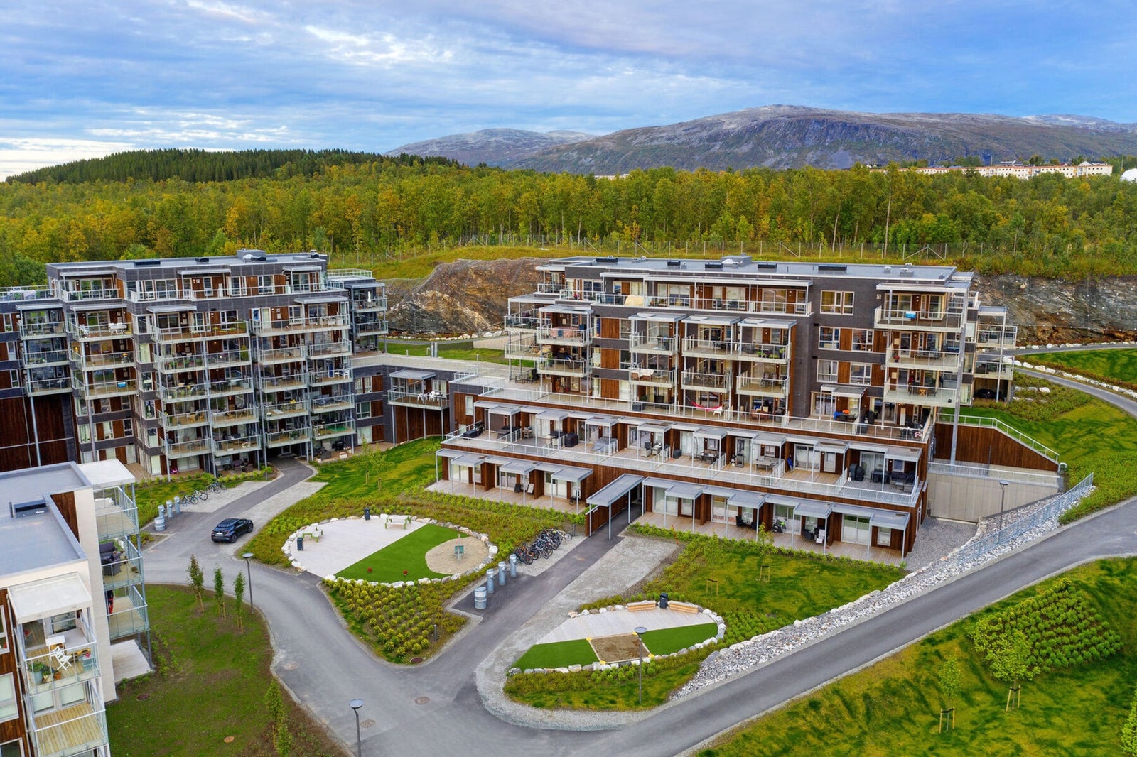 Beliggenheten i Workinnmarka kombinerer nærhet til naturen med urbane bekvemmeligheter. Galleribilde