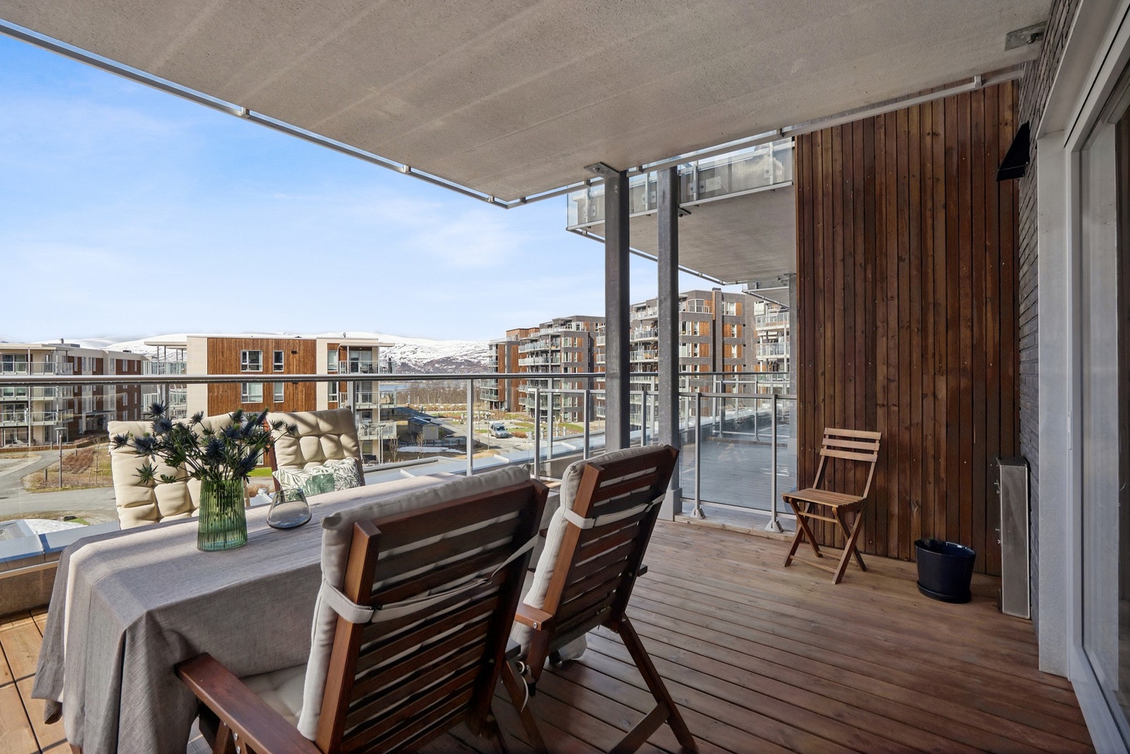 Verandaen er en fin forlengelse av stuen på varme dager. Galleribilde