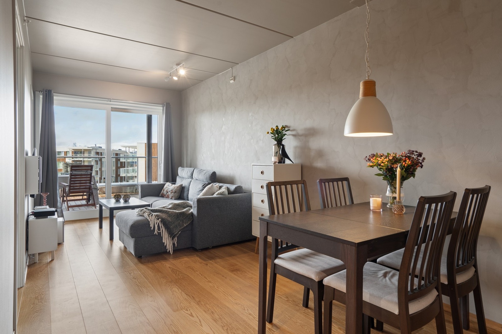 Stuen er romslig og lett å møblere, med plass til både sofagruppe og spisebord. Galleribilde