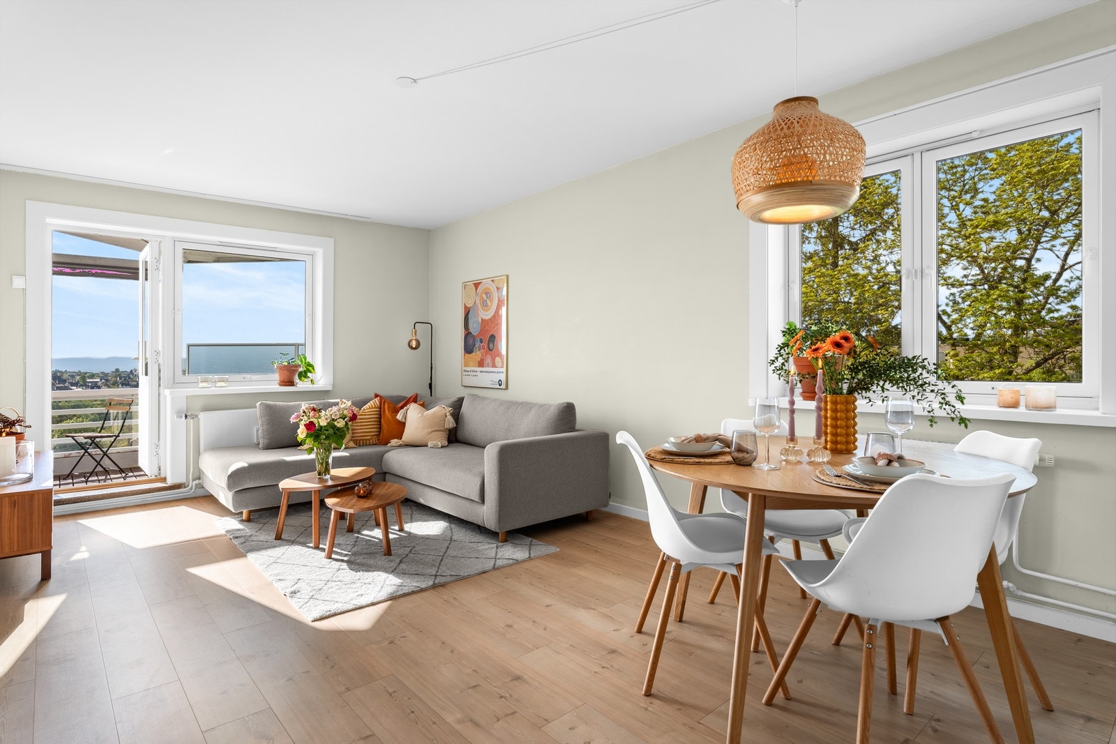 De gode vindusflatene slipper inn rikelig med naturlig lys og gir en god romfølelse. Vinduer og balkongdør ble skiftet i 2019, i regi av borettslaget. Galleribilde