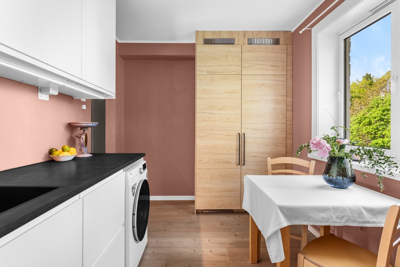 Kjøkkenet er utstyrt med induksjonsplatetopp, stekeovn, mikrobølgeovn, oppvaskmaskin, samt kjøle- og fryseskap. Opplegg for vaskemaskin. Galleribilde