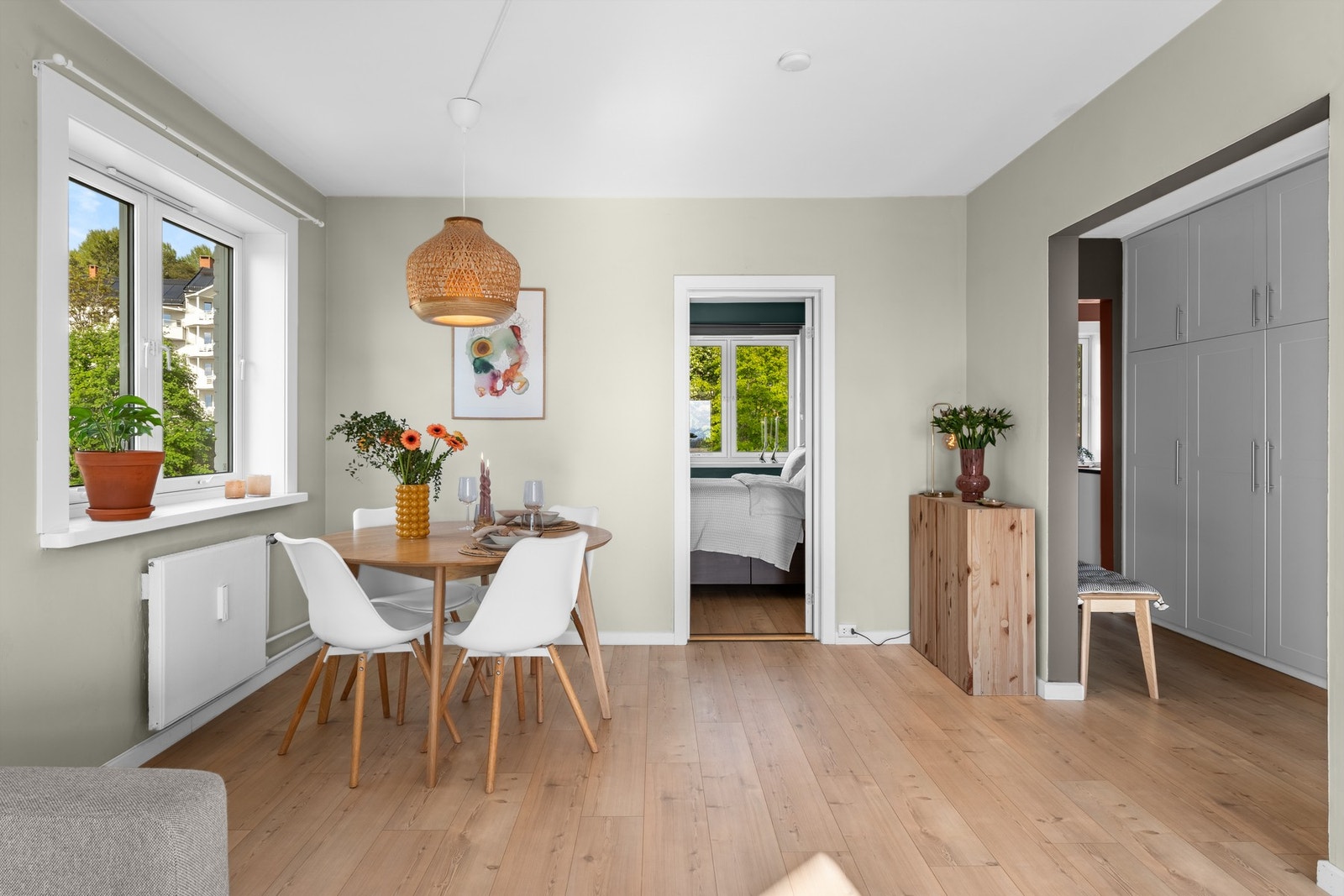 Fra stuen tar vi turen via gangen og videre inn på kjøkkenet. Galleribilde