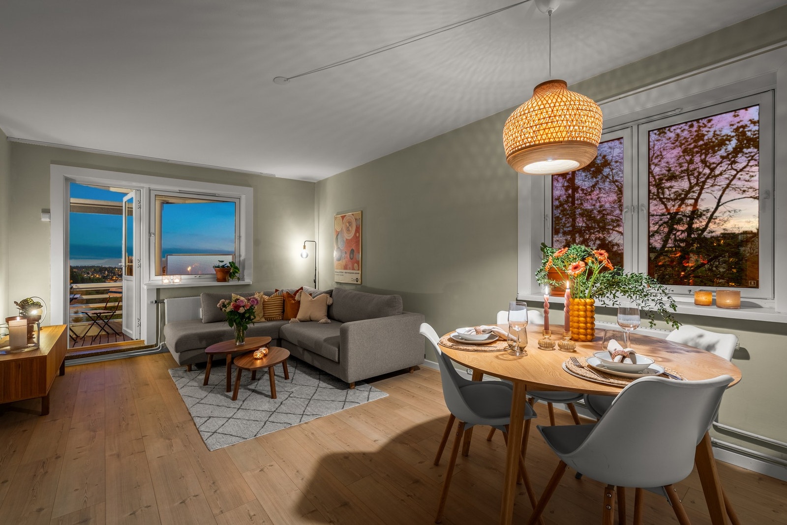 Lun og behagelig stemning i stuen på kveldstid med vindusflater fra både vest og nord. Galleribilde