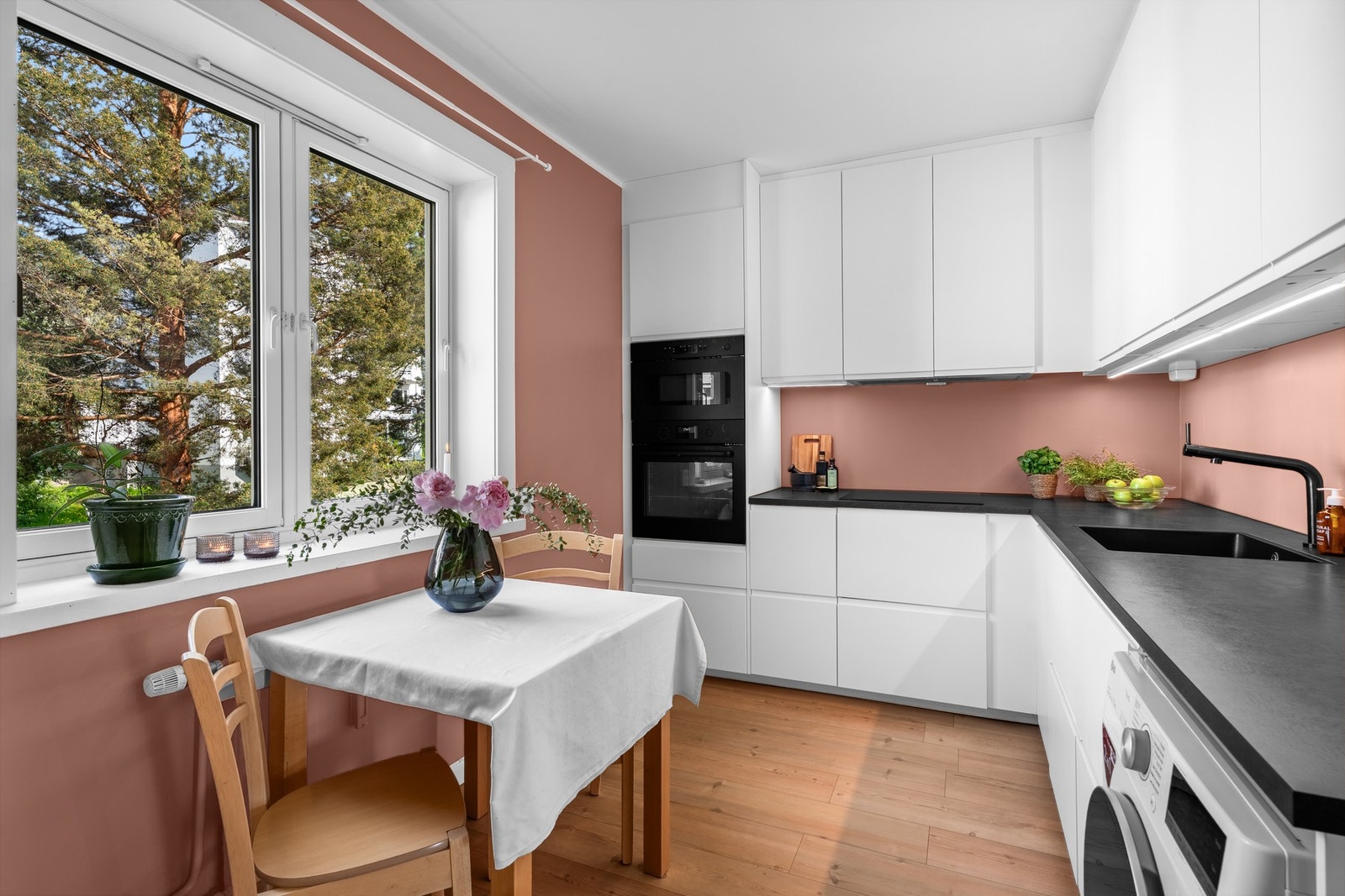 Med adkomst fra entréen har leiligheten et romslig og separat kjøkken. Galleribilde
