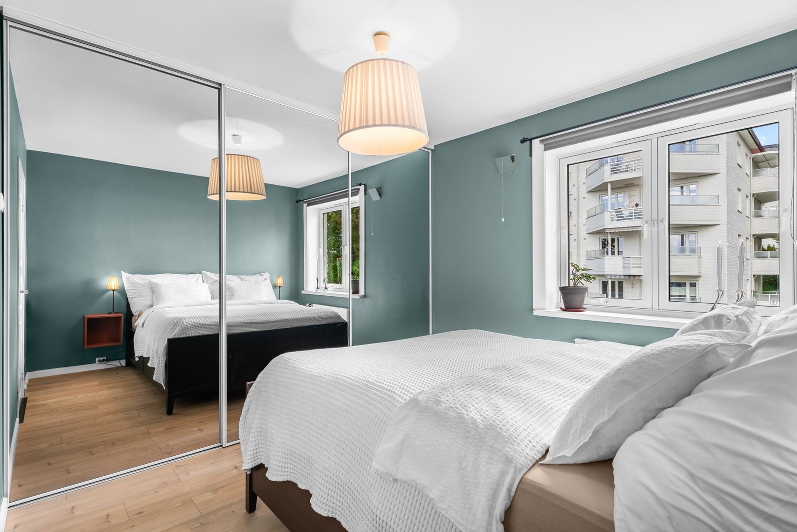 Langs den ene veggen er det montert et stort garderobeskap med skyvedører. Galleribilde