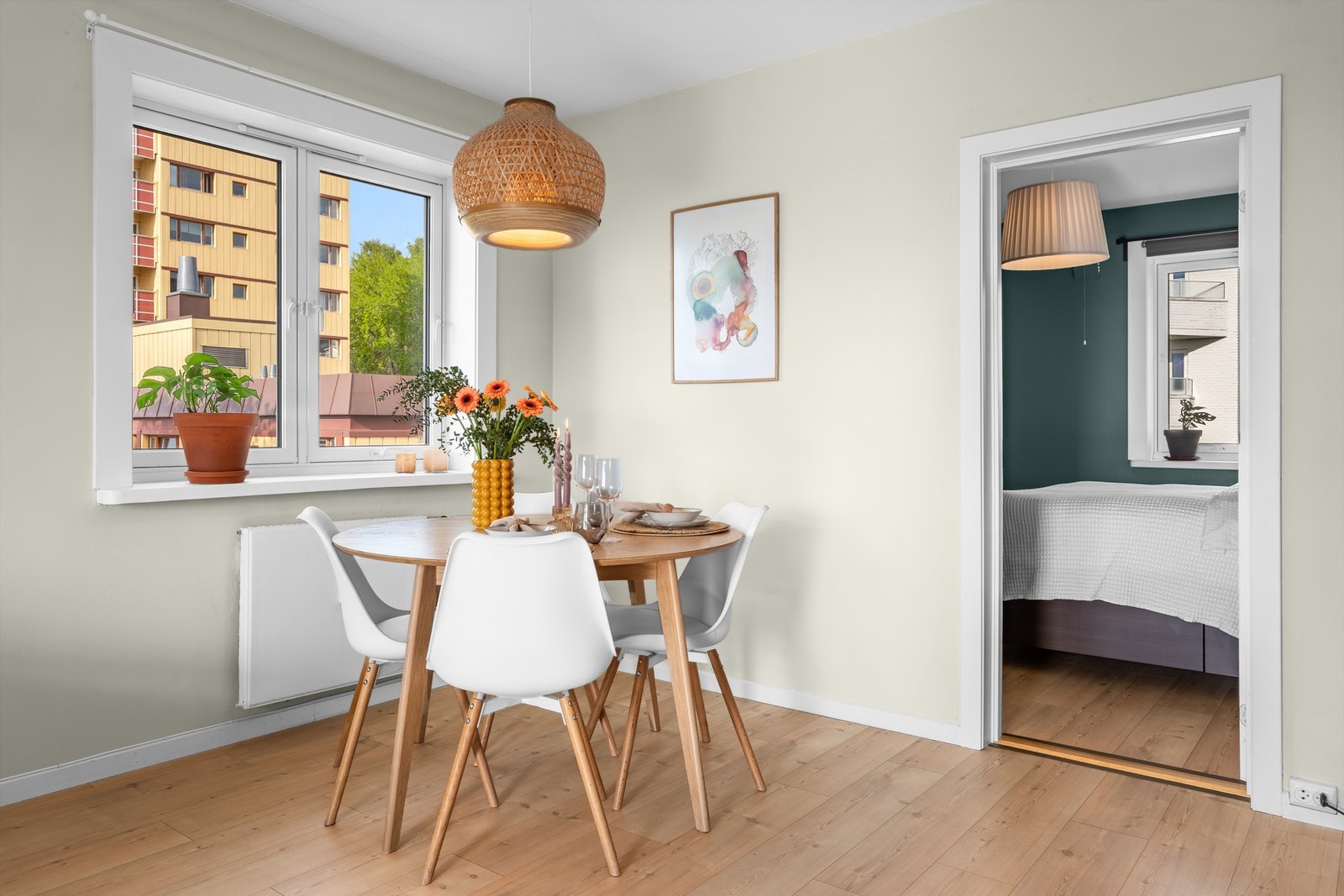 I tilknytning til stuens endevindu, er det tilrettelagt plass til en hyggelig spisegruppe. Galleribilde