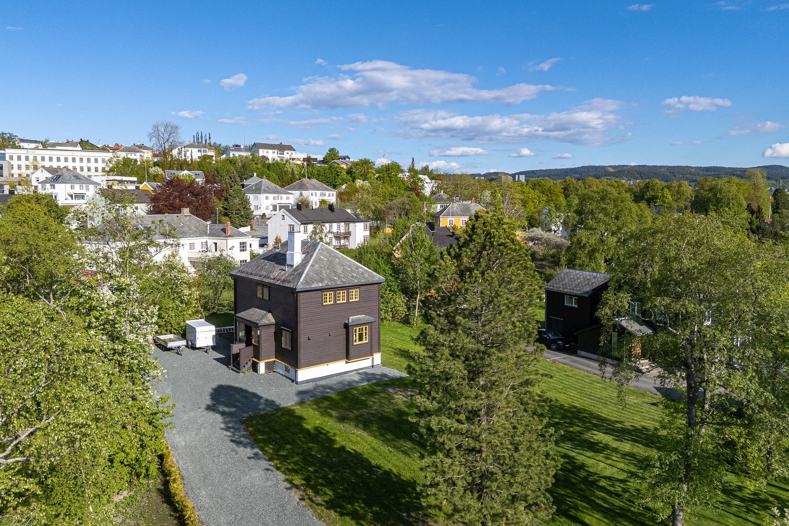 Det foreligger godkjent rammetillatelse for oppføring av garasje på eiendommen. Selger kan levere ferdig oppsatt garasje i egen avtale. Galleribilde