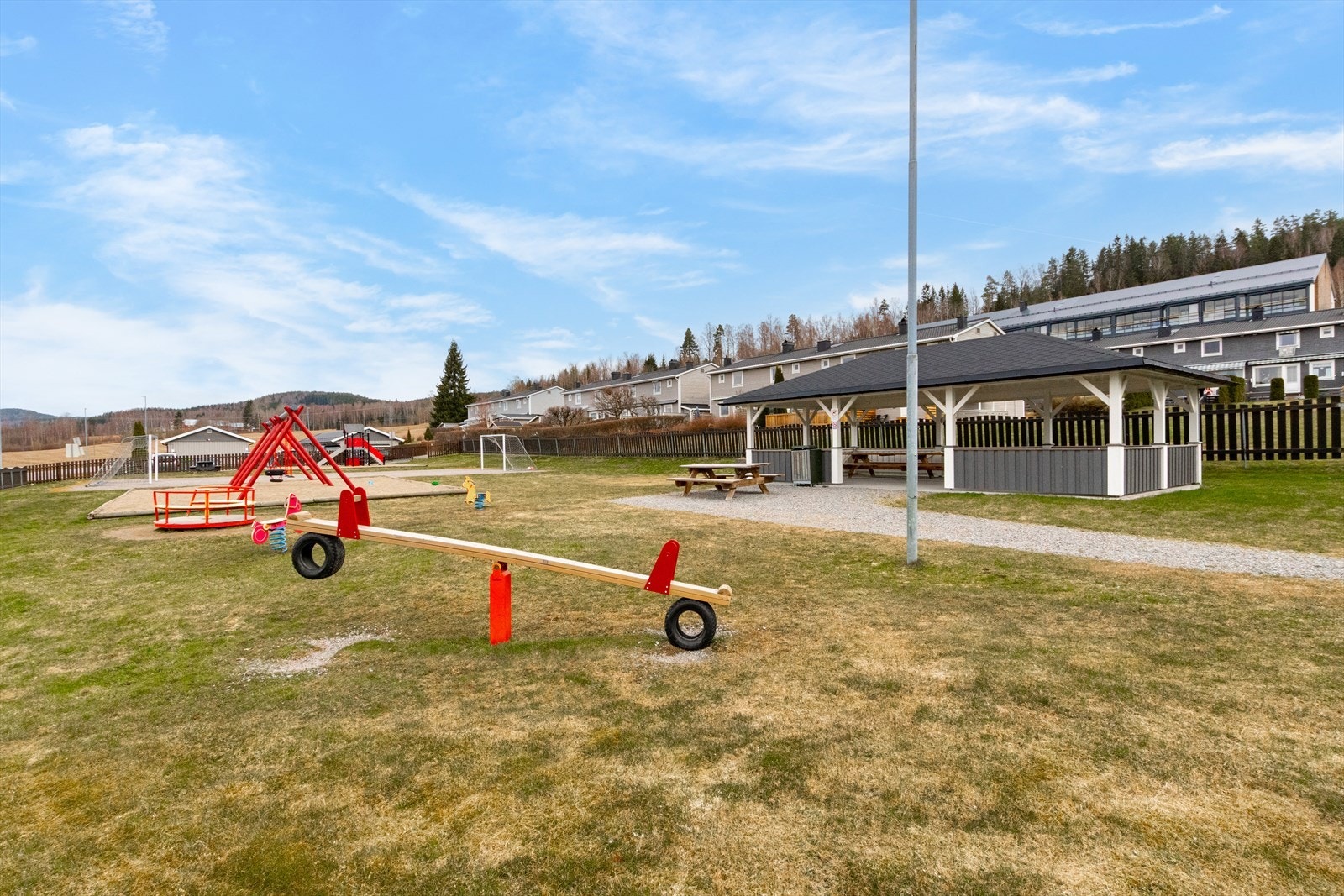 Populær lekeplass - Borettslaget har mange barn og det er lett å føle seg som hjemme her. Vaktmester sørger for plenklipp av fellesarealer. Borettslaget har egen hjemmeside, se gjerne for mer info: vangen1.no Galleribilde